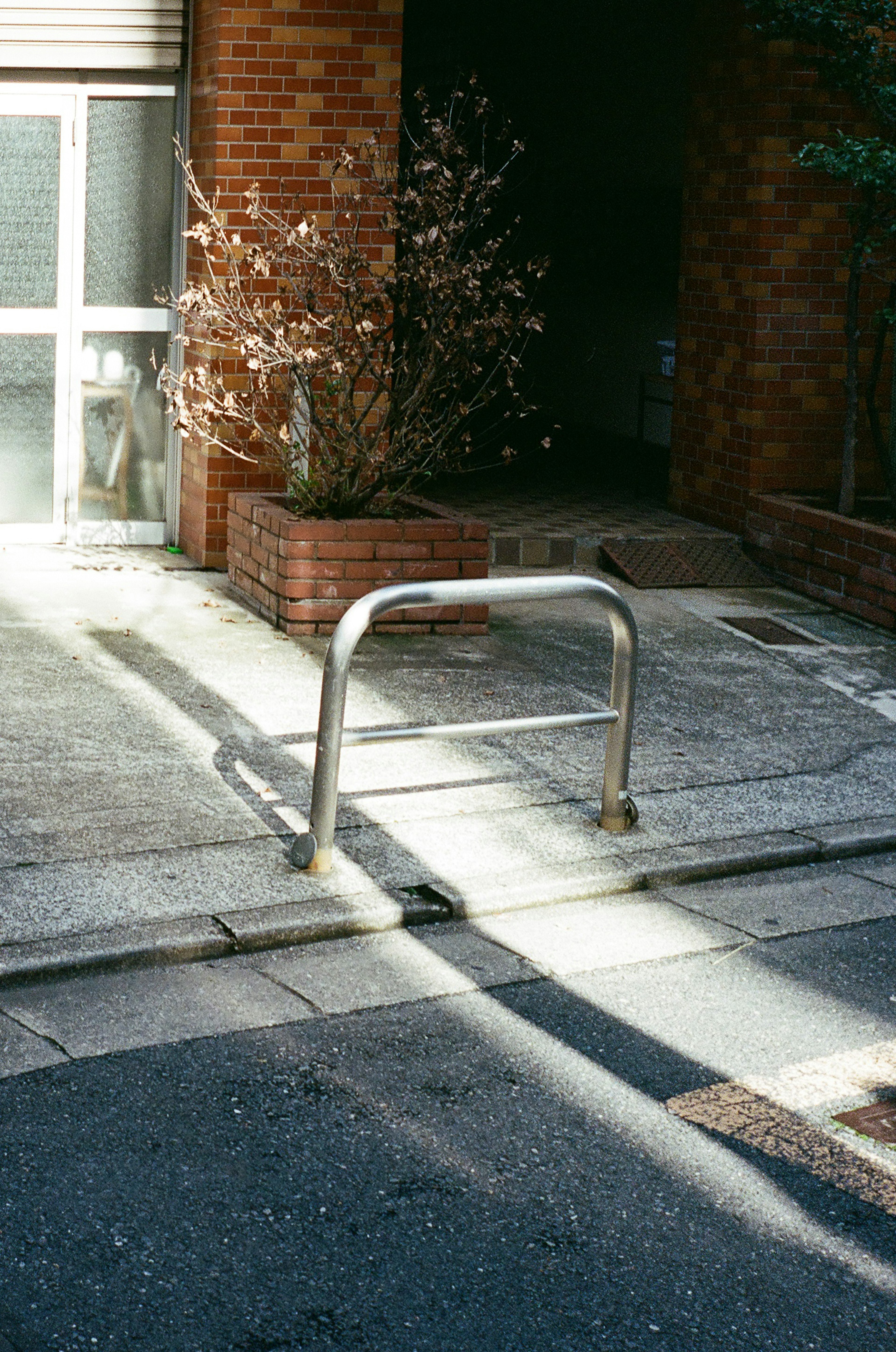 Support à vélo en métal sur le trottoir avec des ombres de lumière