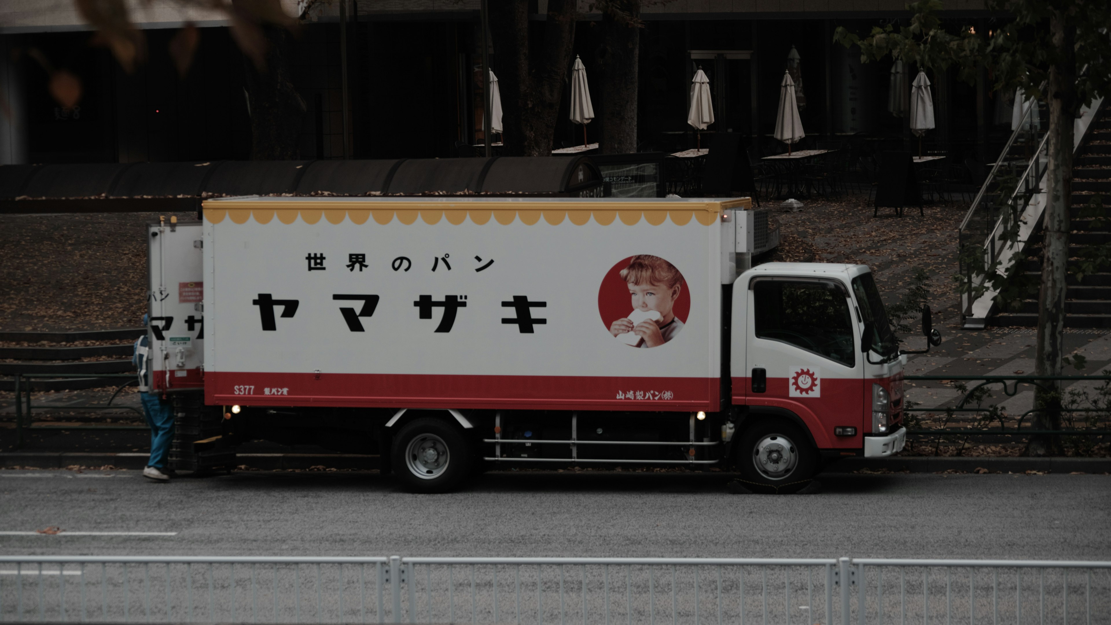 Un camion transportant du pain Yamazaki garé dans un environnement urbain