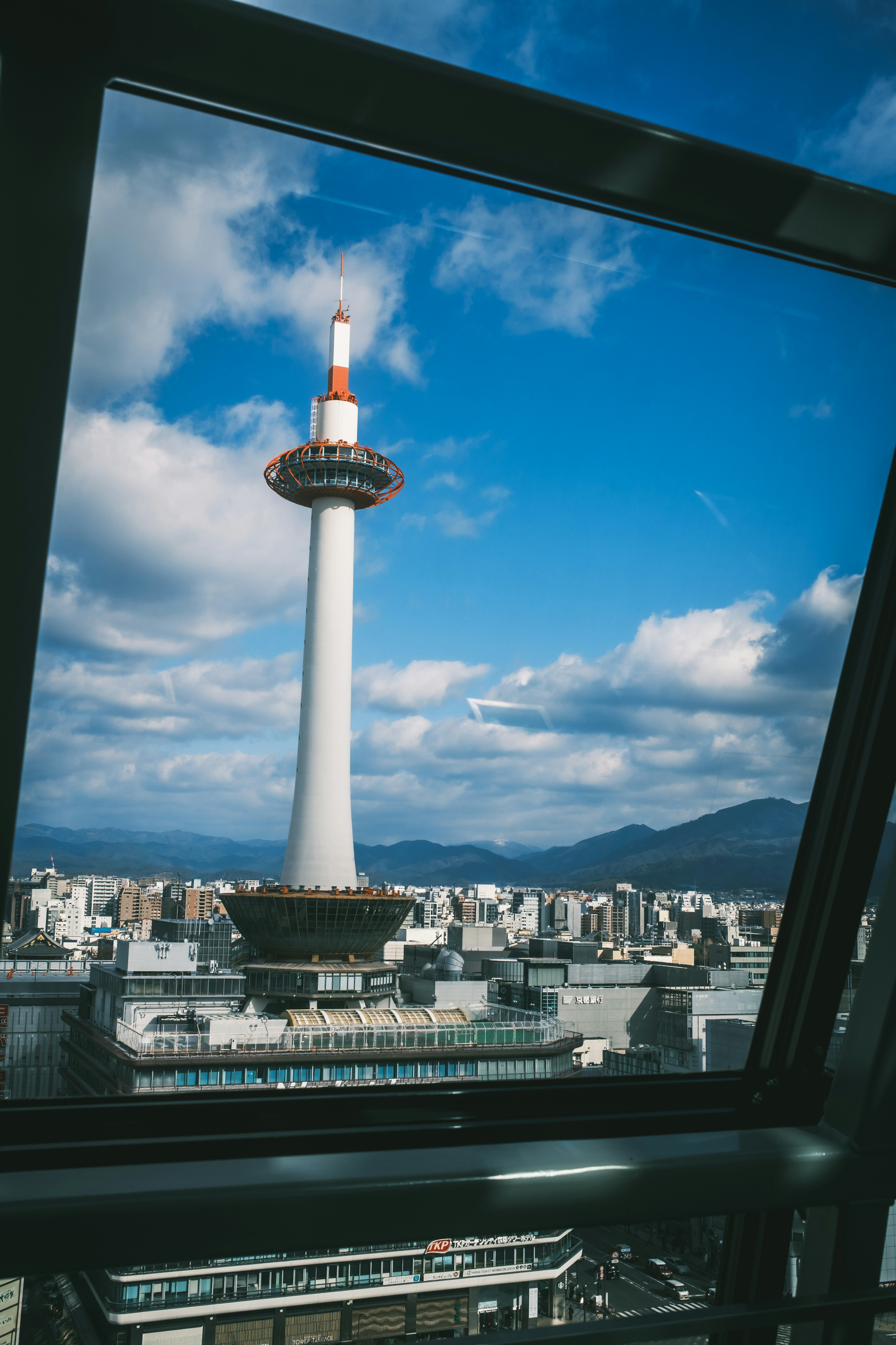 京都タワーが青空の下にそびえる風景