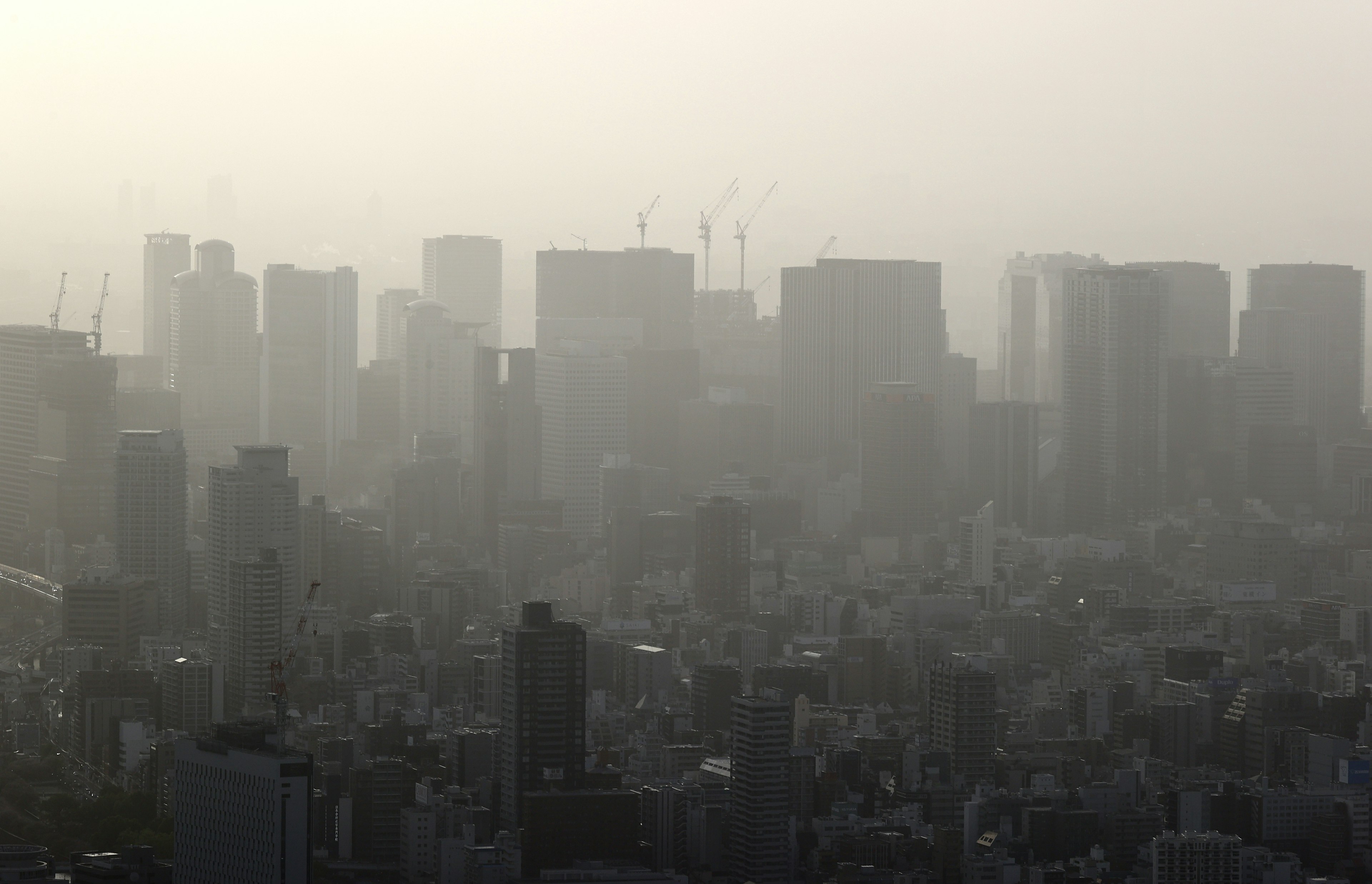 曇った東京の街並みと高層ビル群のシルエット