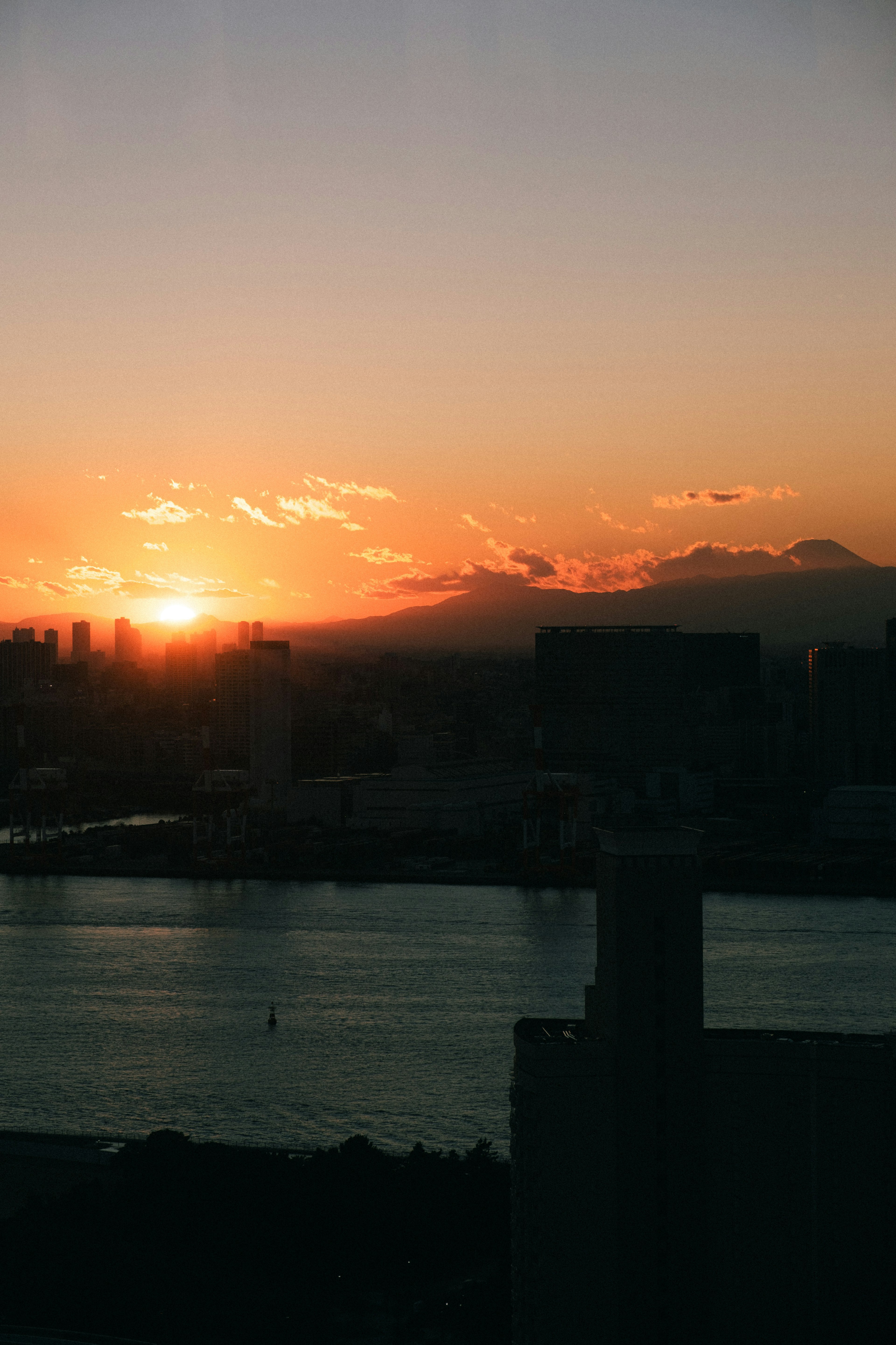 夕日が山々の後ろに沈む美しい風景