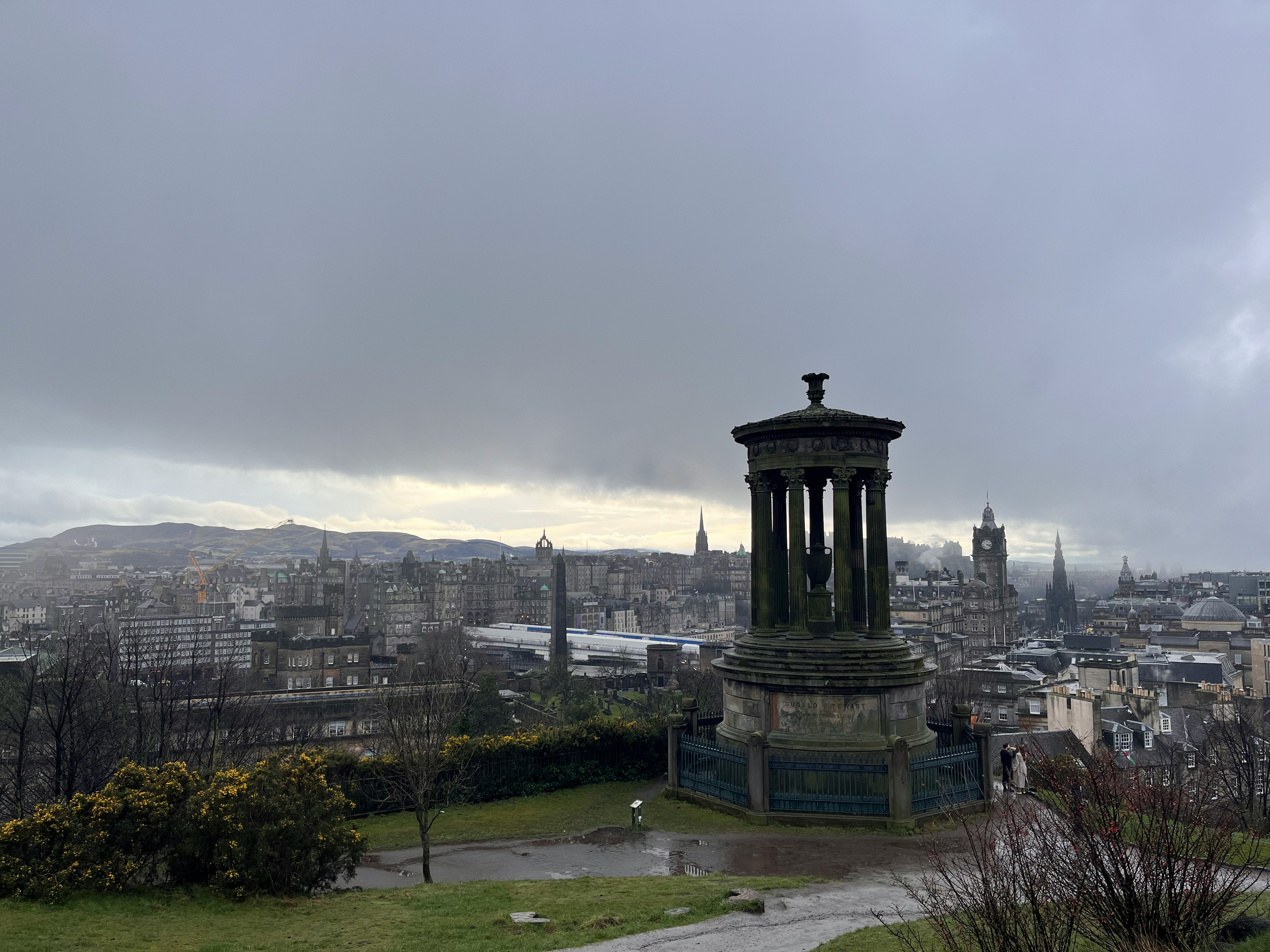 Monumento a Nelson en Calton Hill en Edimburgo bajo un cielo nublado