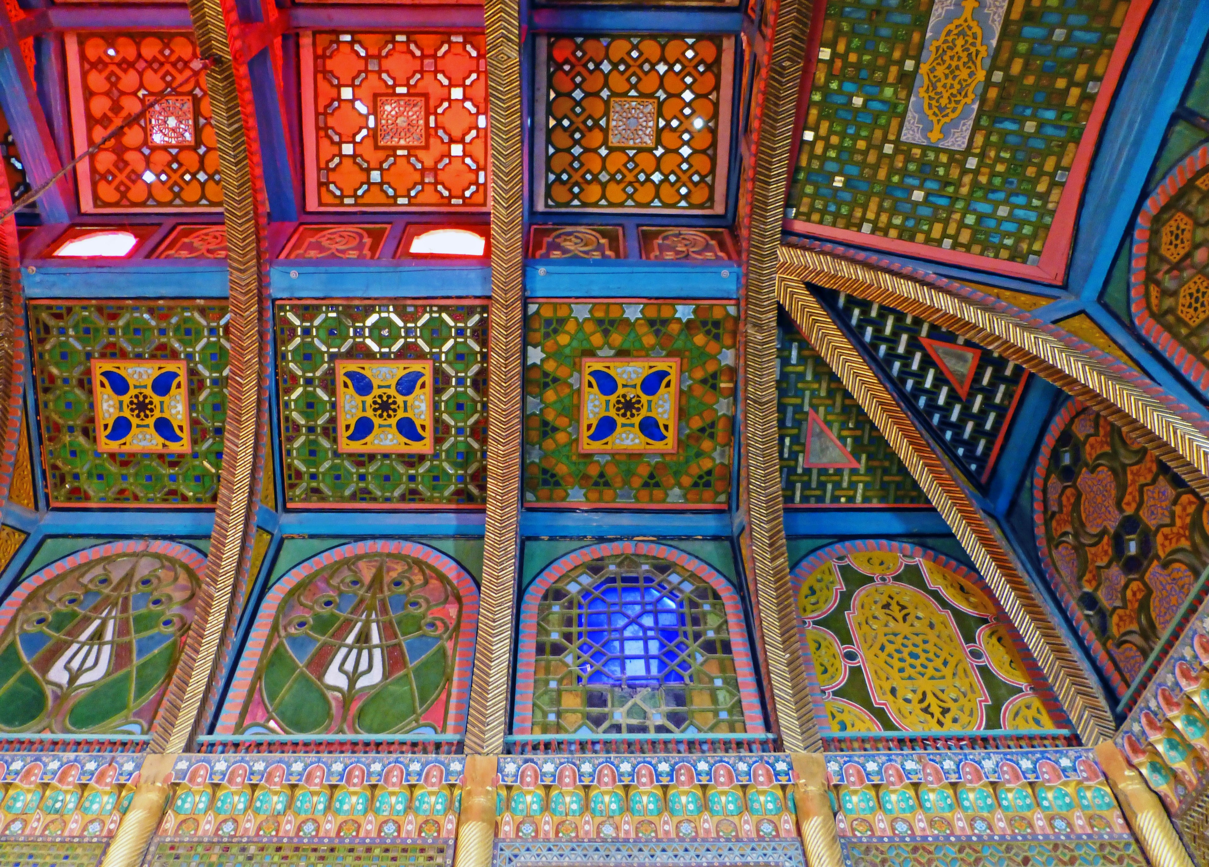 Conception de plafond décoratif vibrant avec des motifs complexes