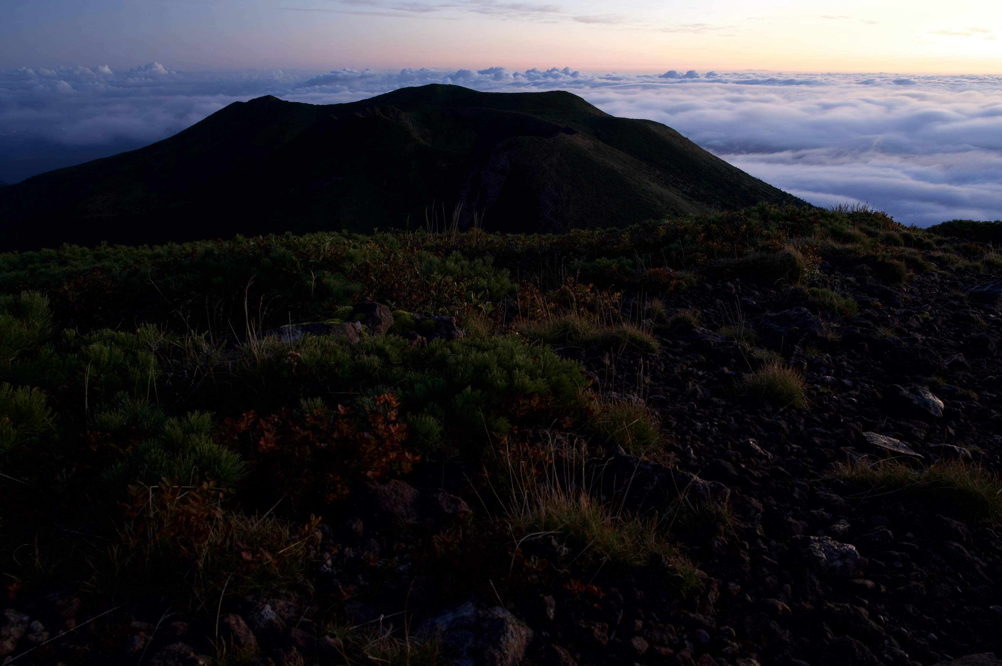 山の頂上からの夕暮れの景色と雲海