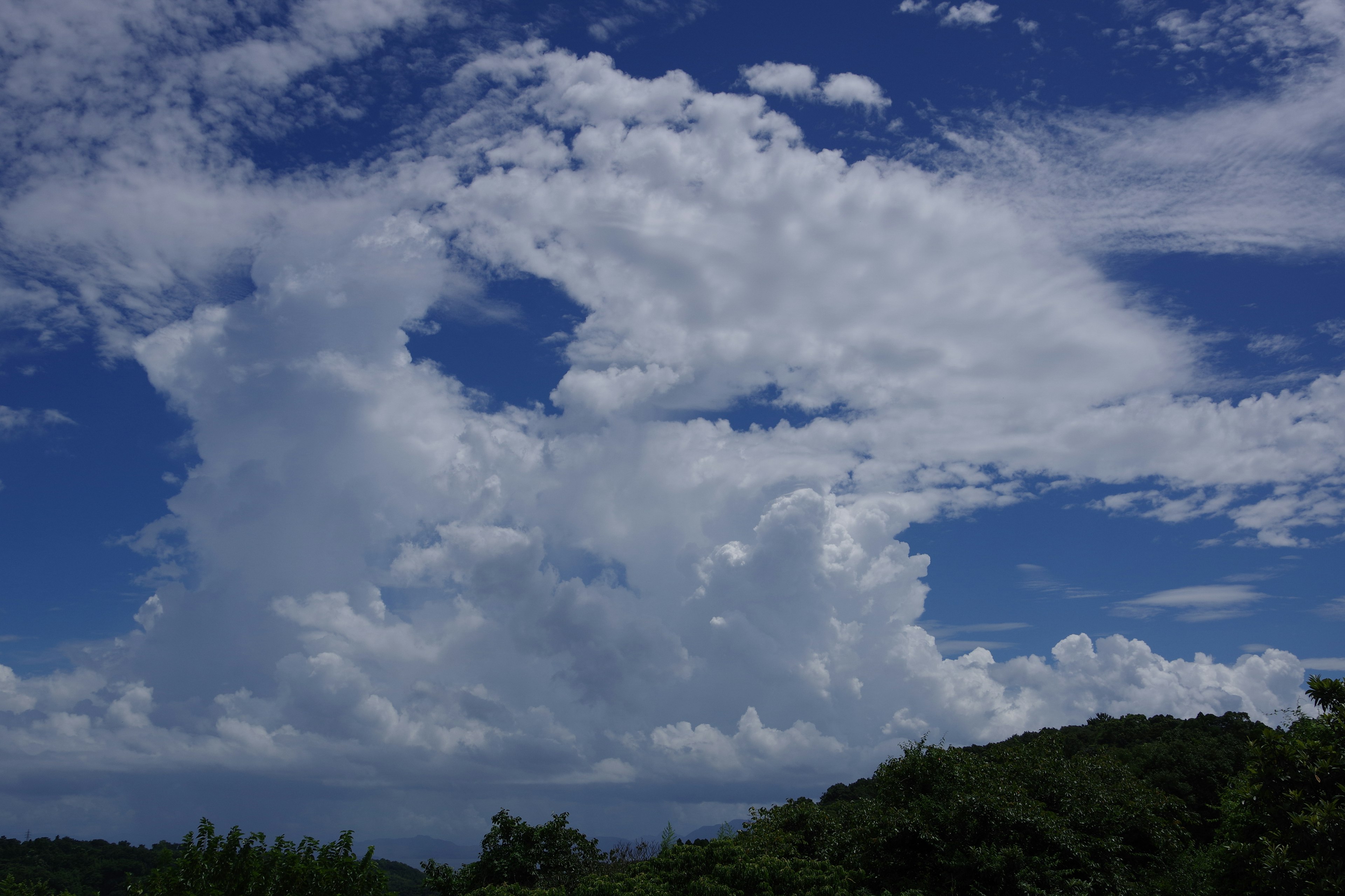 Eine Landschaft mit weißen Wolken gegen einen blauen Himmel