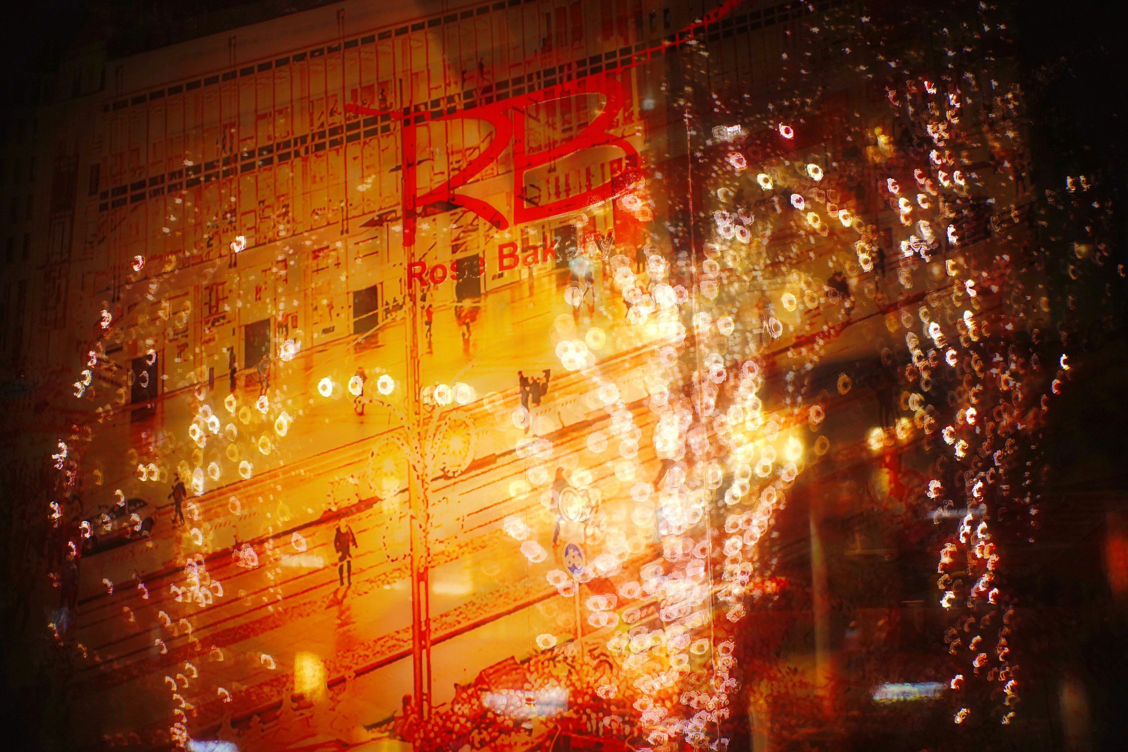 赤い看板と光の反射がある都市の夜景