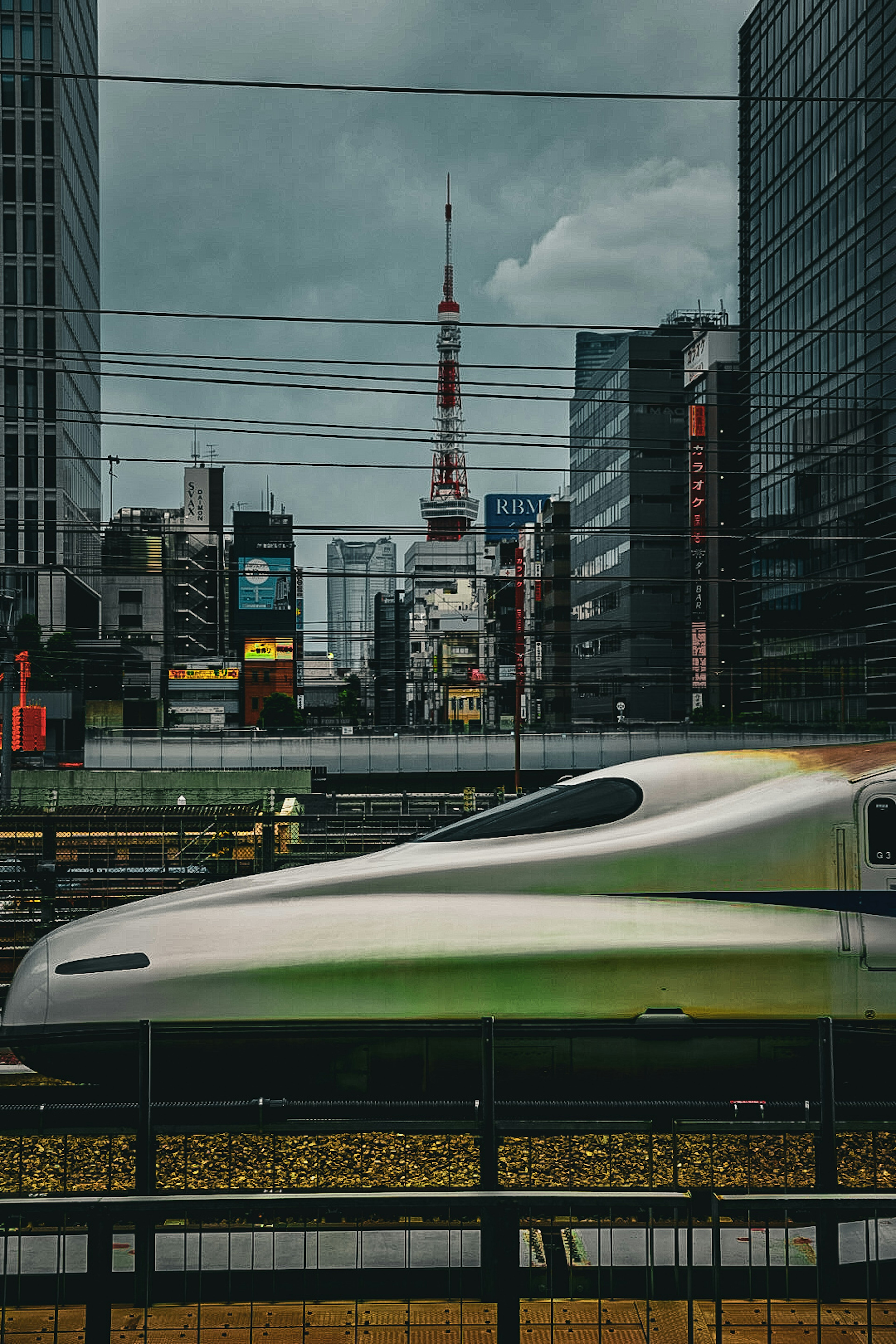 Pemandangan Shinkansen dan Menara Tokyo Penggabungan kereta api dan perkotaan