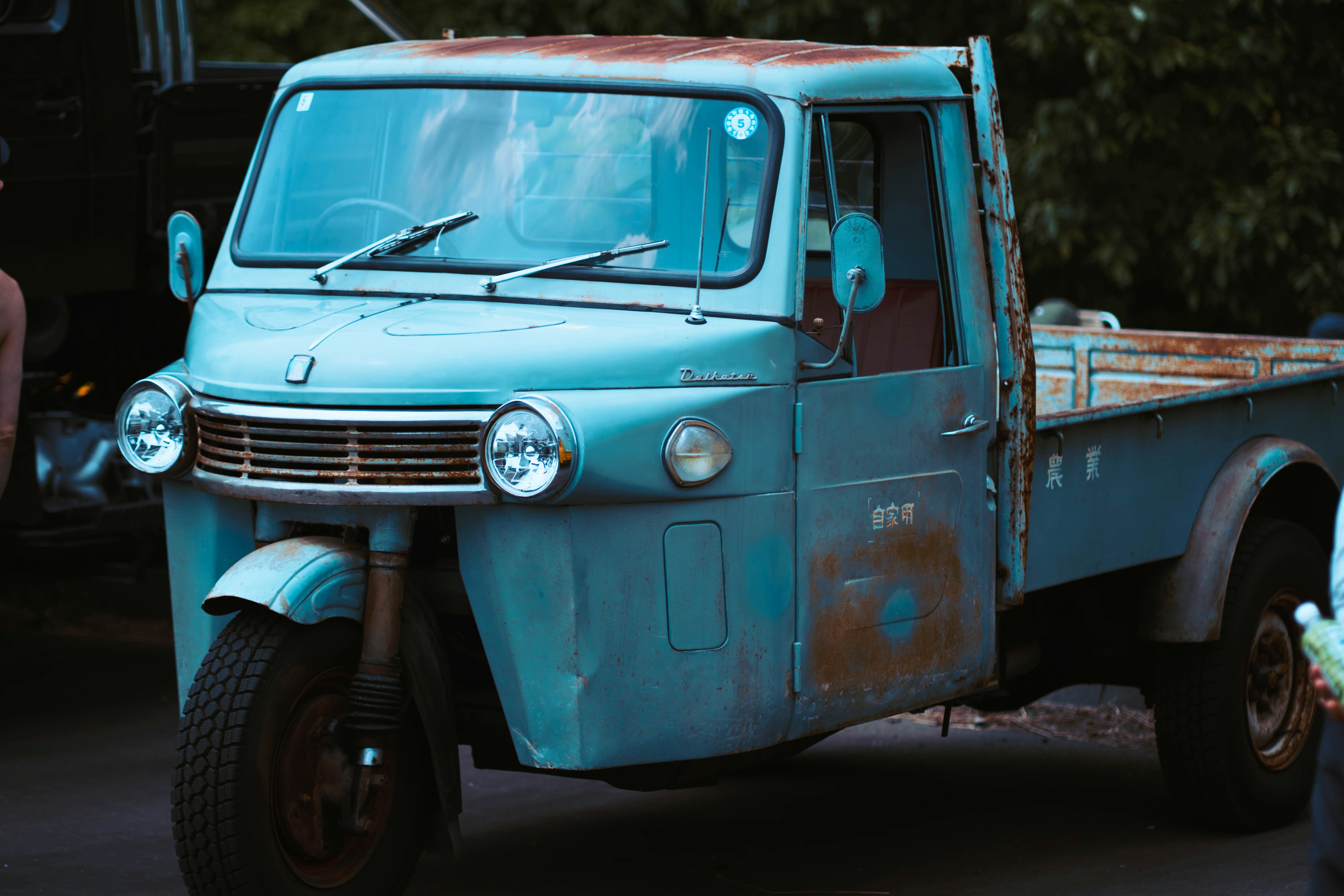 Alter blauer Lastwagen am Straßenrand geparkt