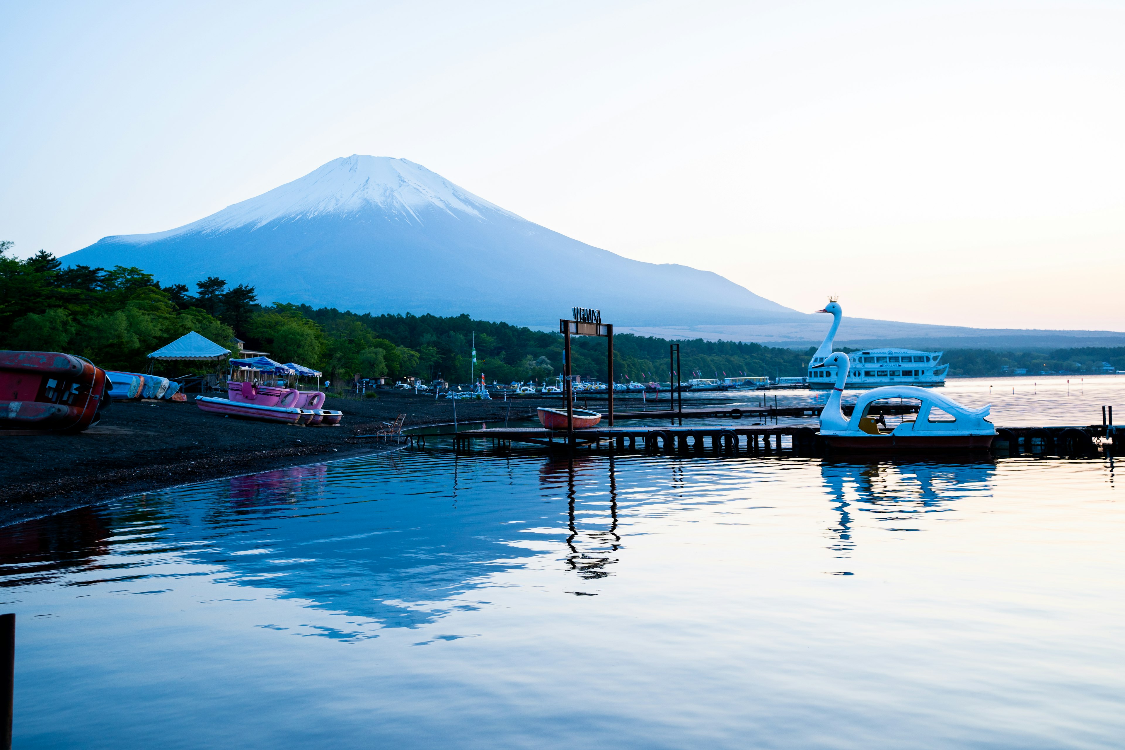 富士山穿越湖泊的風景，平靜的水面和清晨的光線