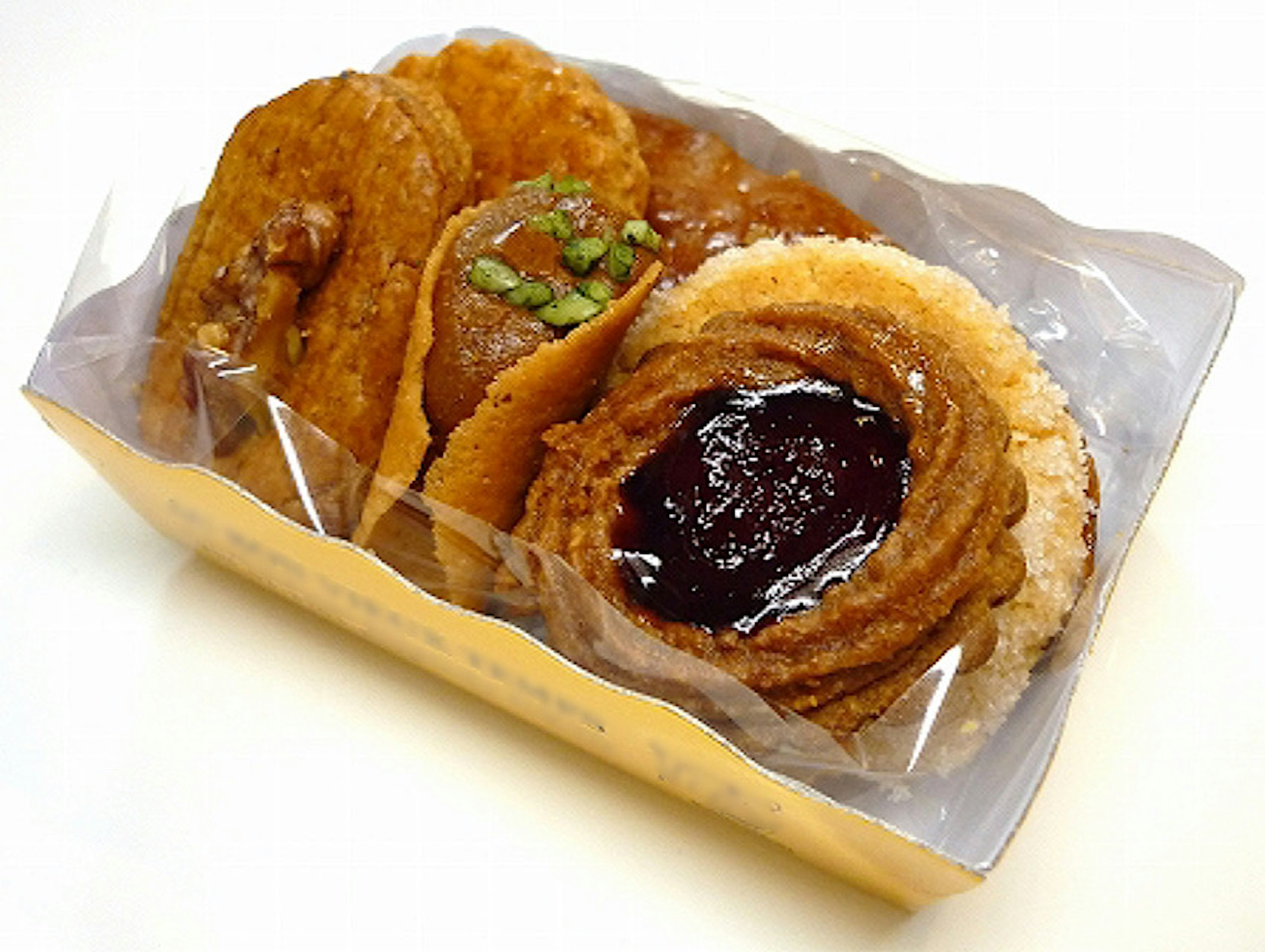 Kotak bento gaya Jepang dengan makanan goreng dan saus manis