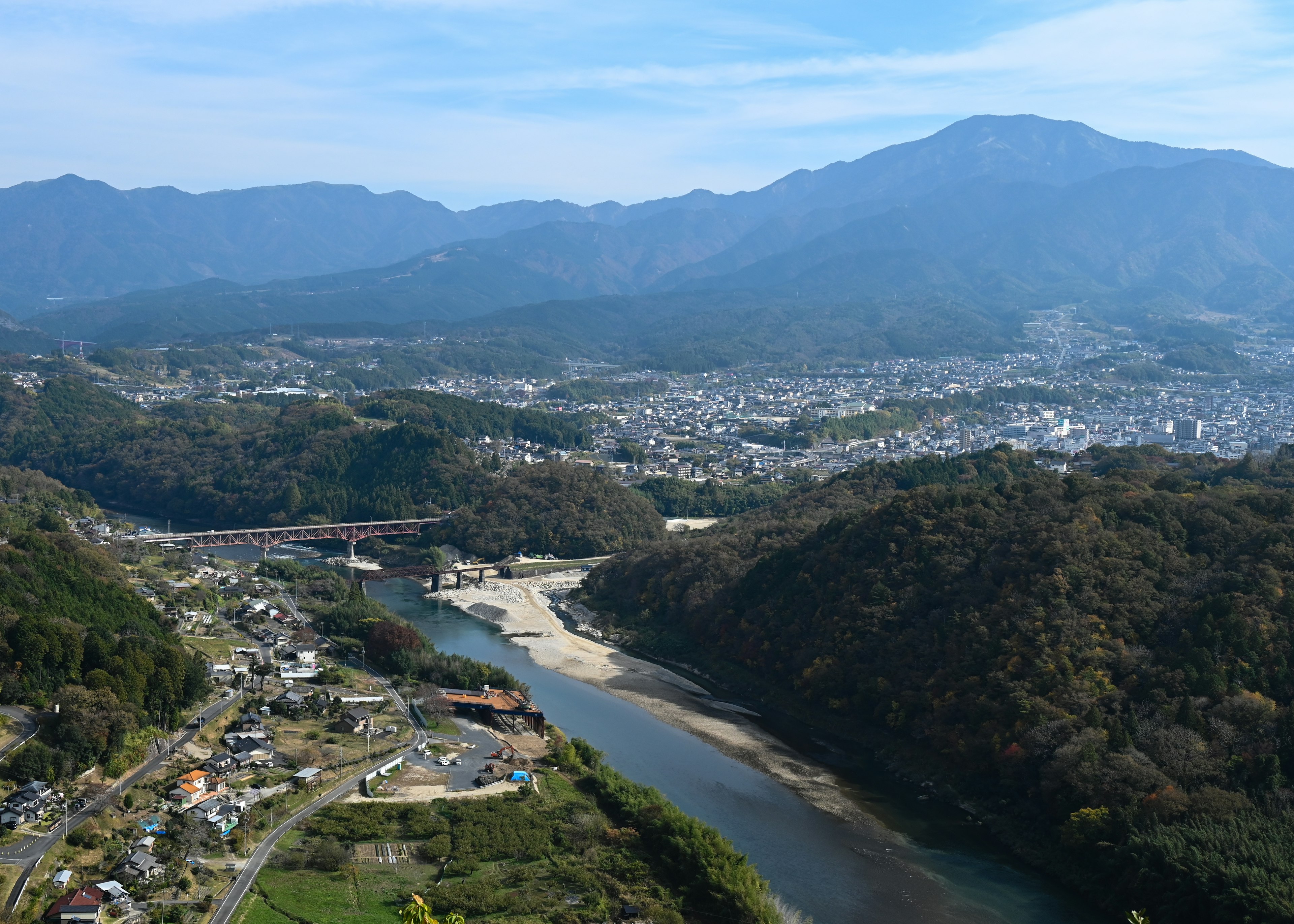 美しい山々と川が流れる風景のパノラマビュー