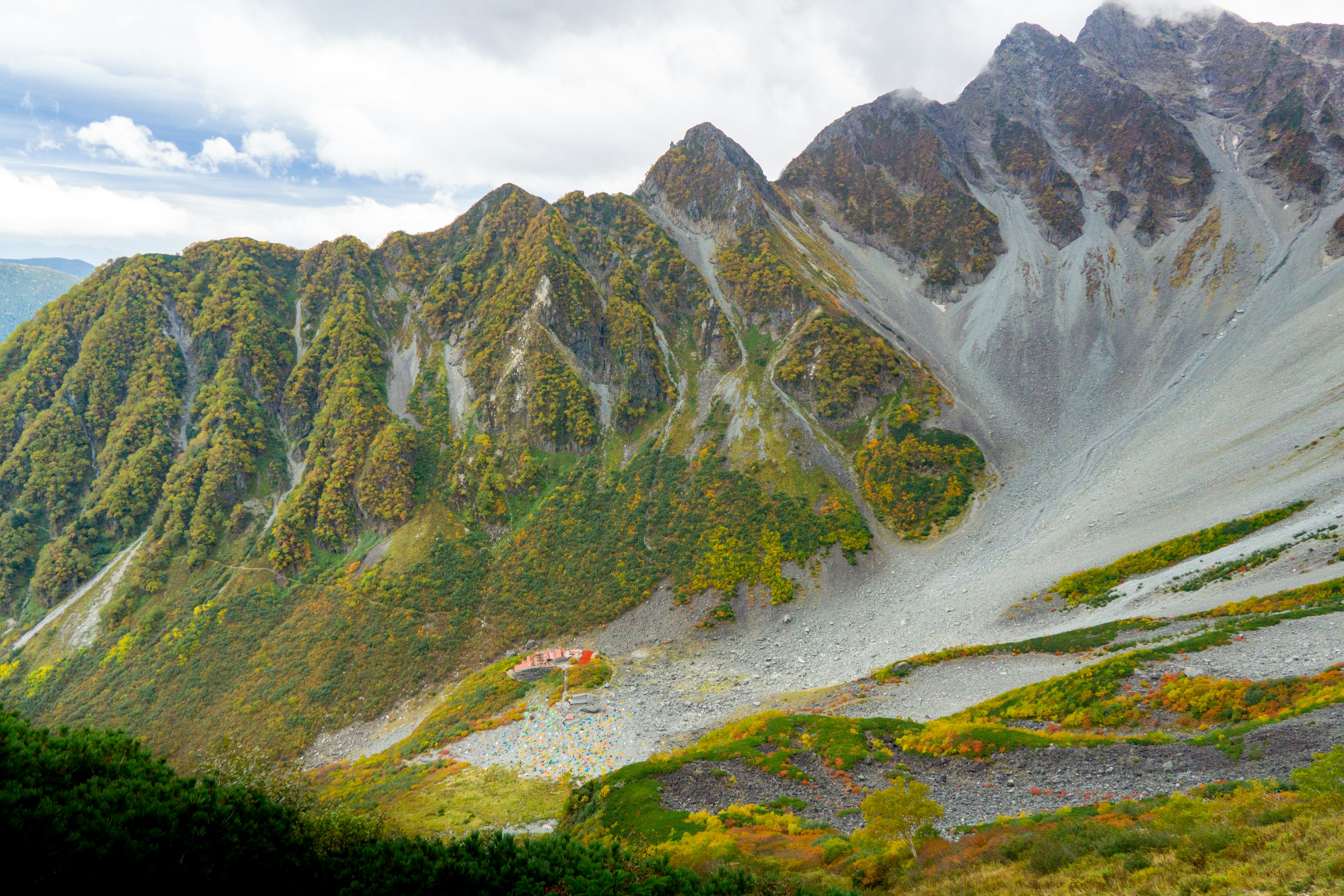 Bellissimo paesaggio con montagne verdi e gialle