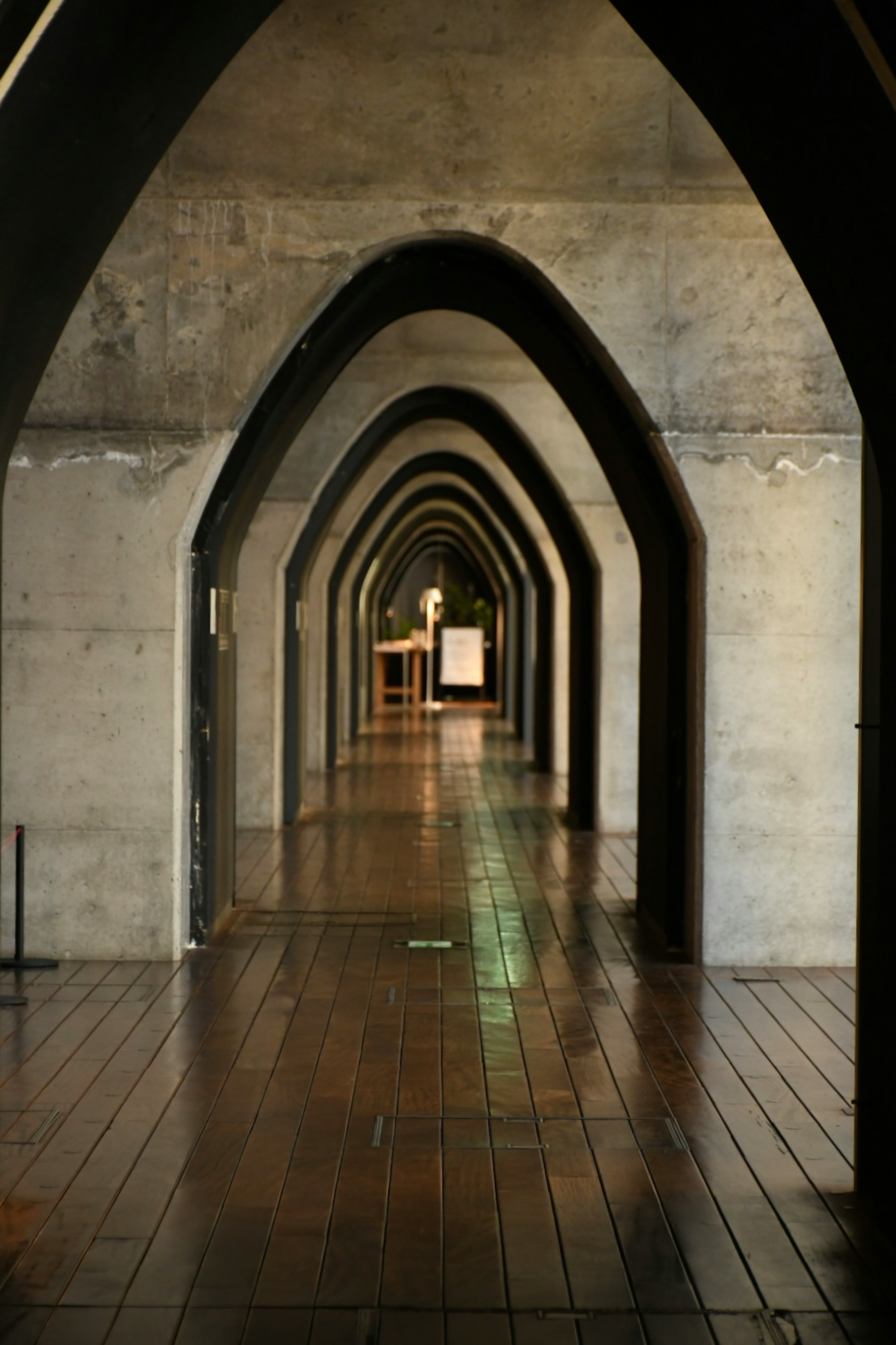 Intérieur d'un bâtiment avec une série d'arcs en béton