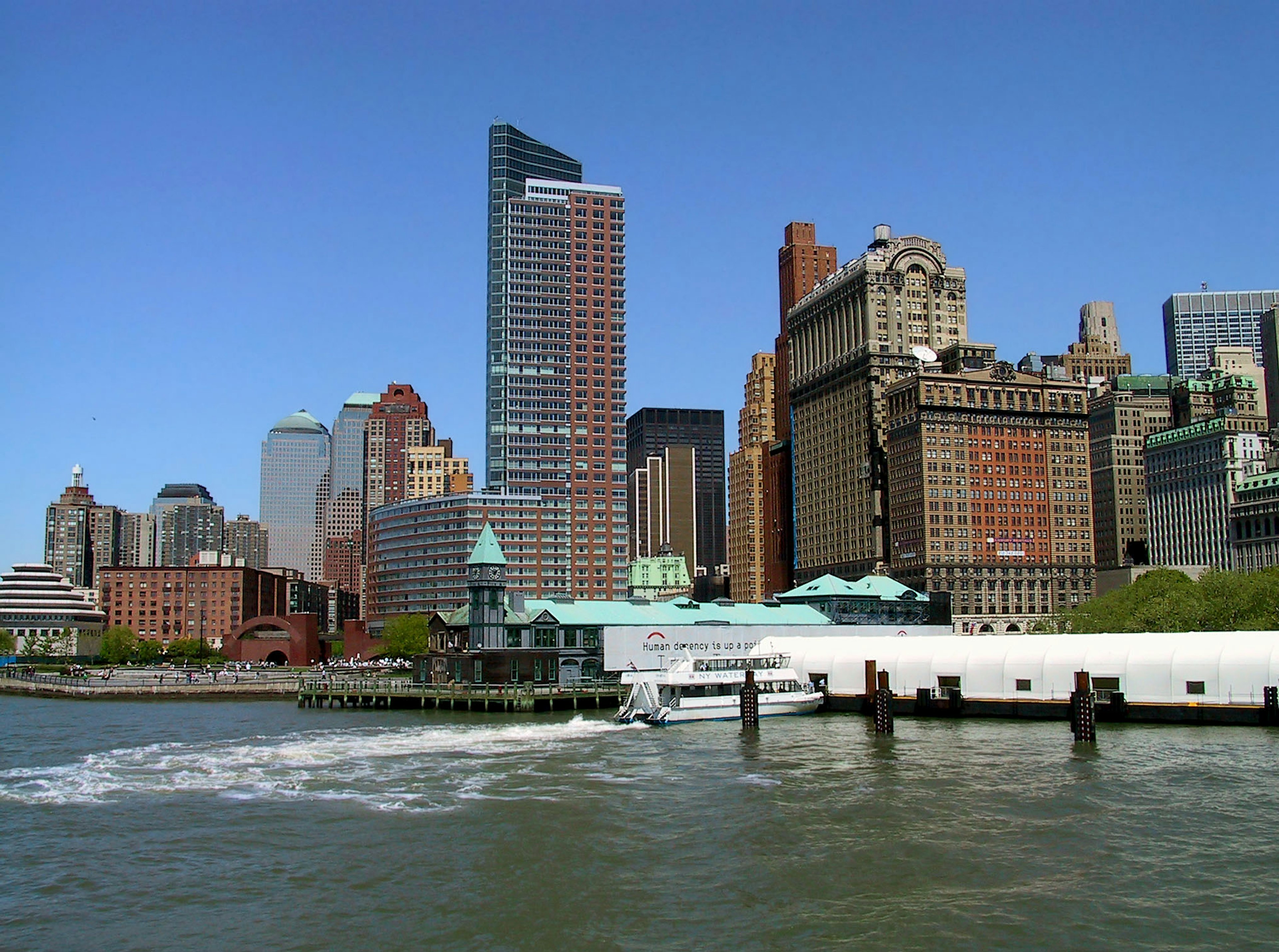 Skyline di New York con grattacieli e lungomare