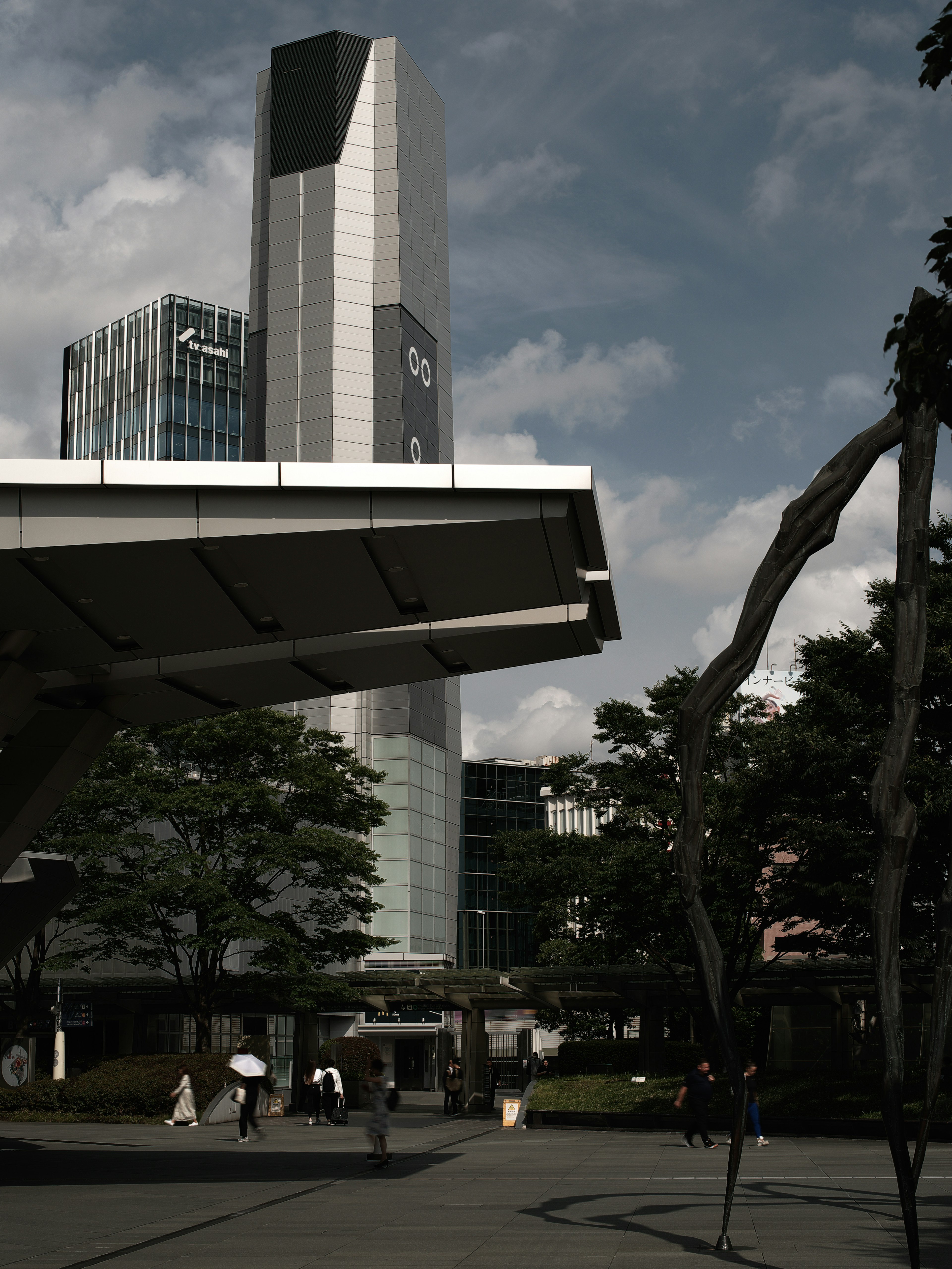 Lanskap perkotaan dengan bangunan modern dan vegetasi subur