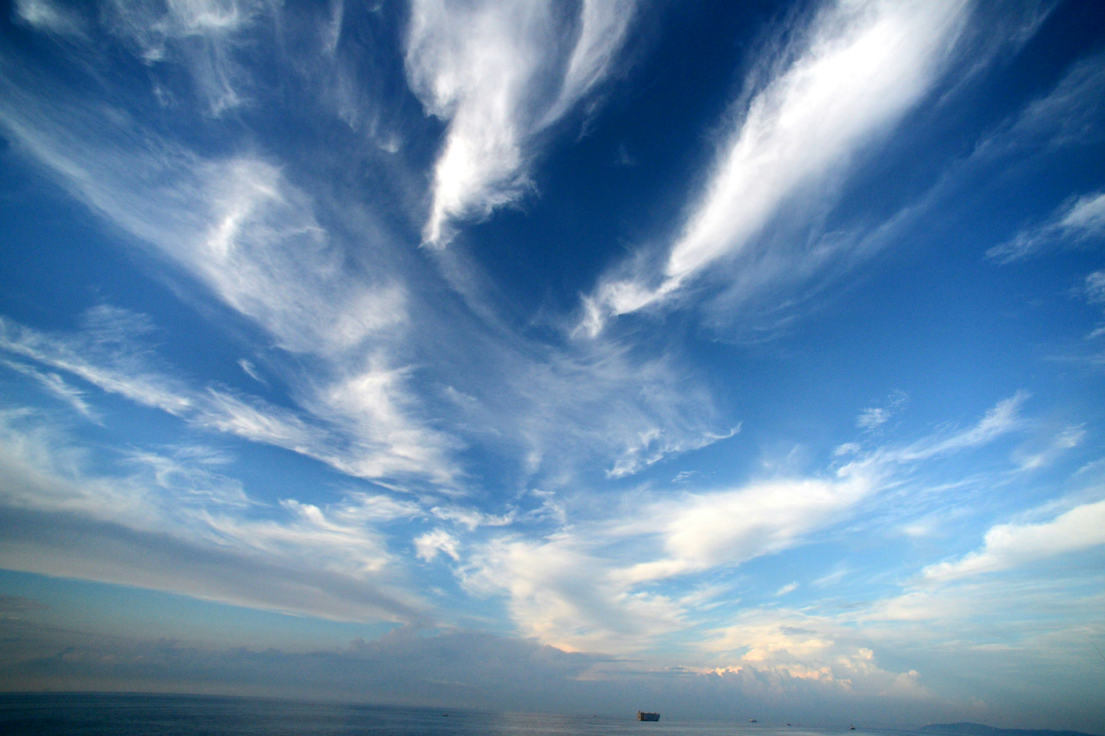 青い空に流れる雲の美しいパターン