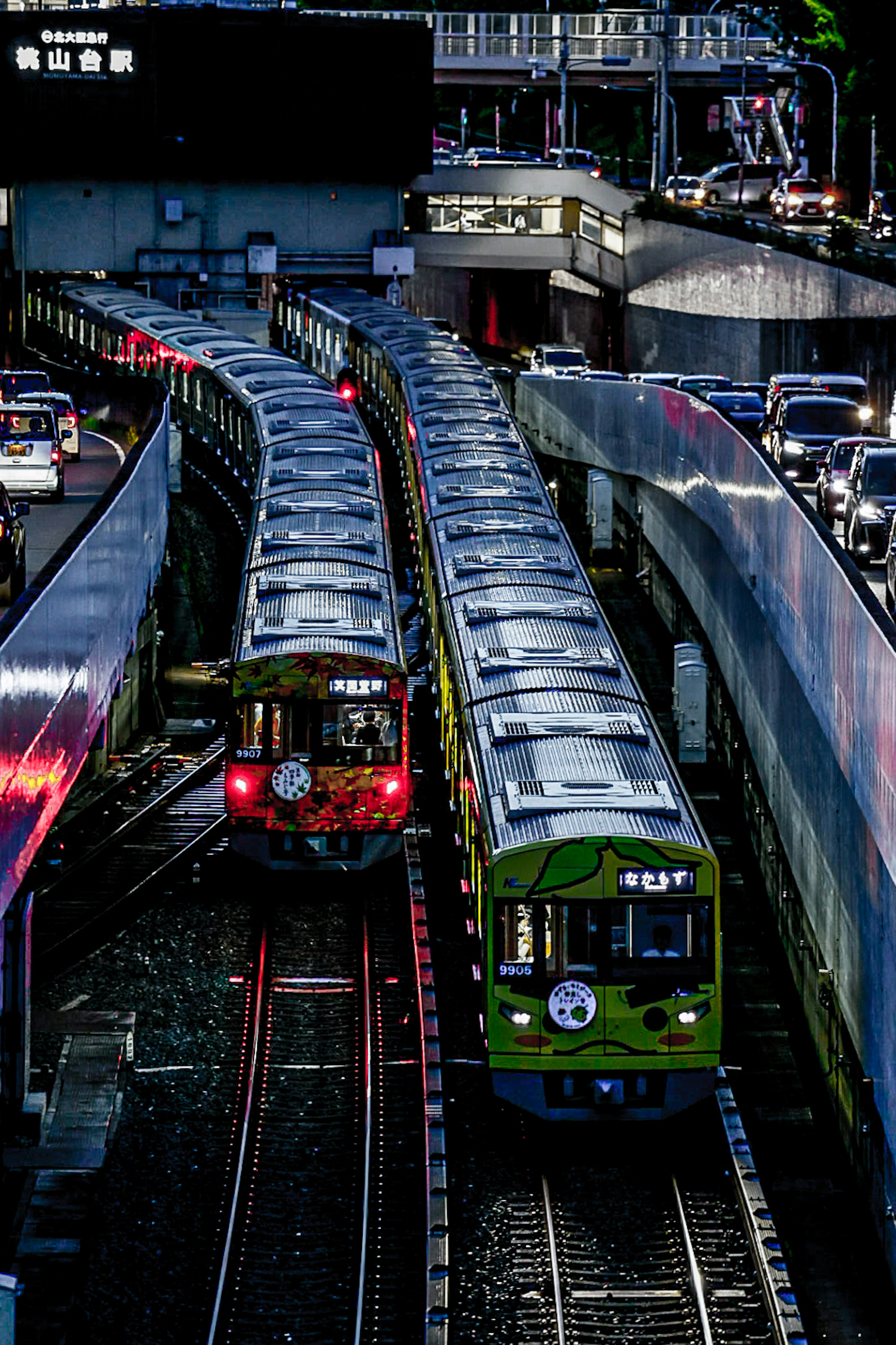 複数の列車が交差する風景で、色とりどりの車両が線路を走行している