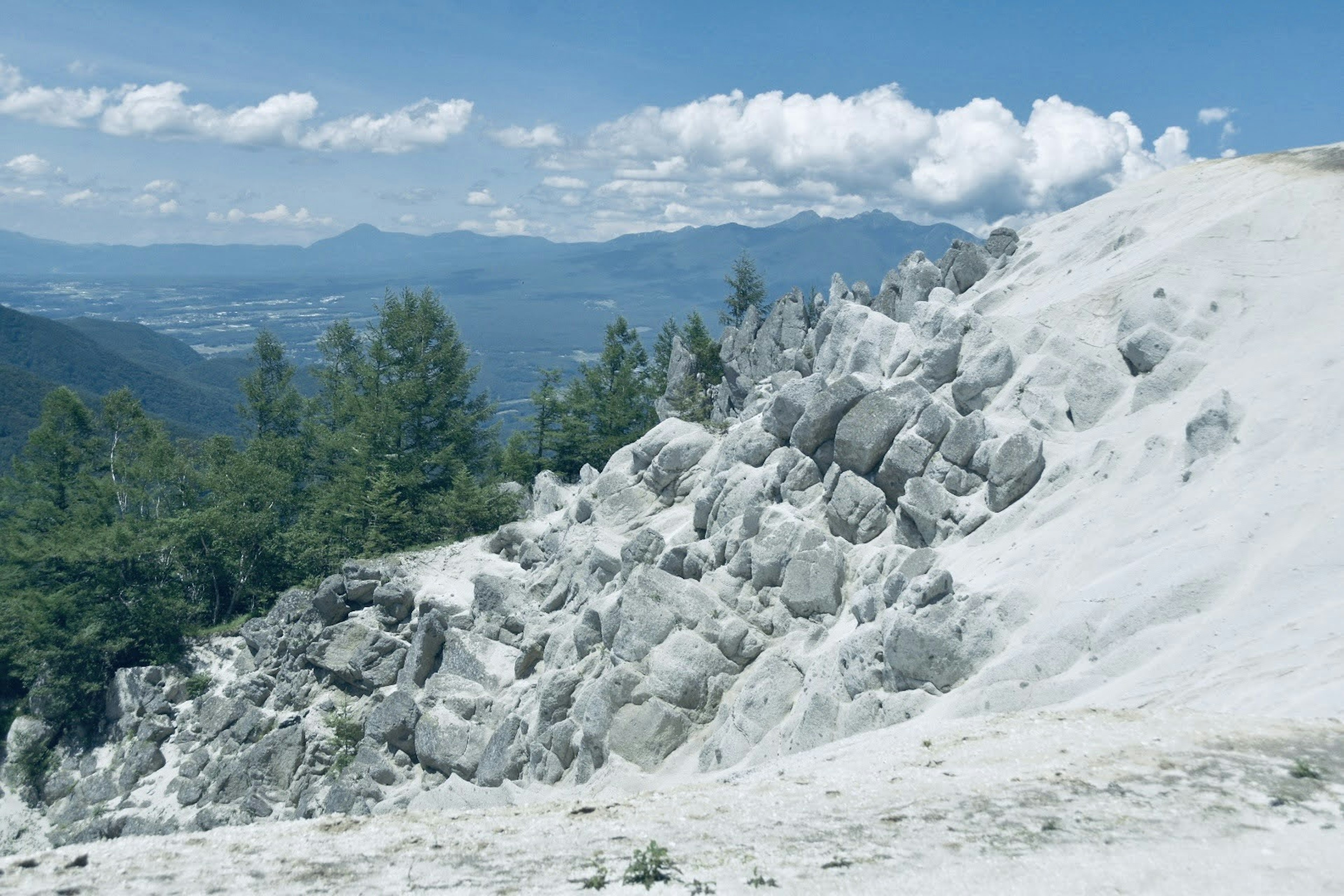 青い空と白い岩の風景が広がる山の景色