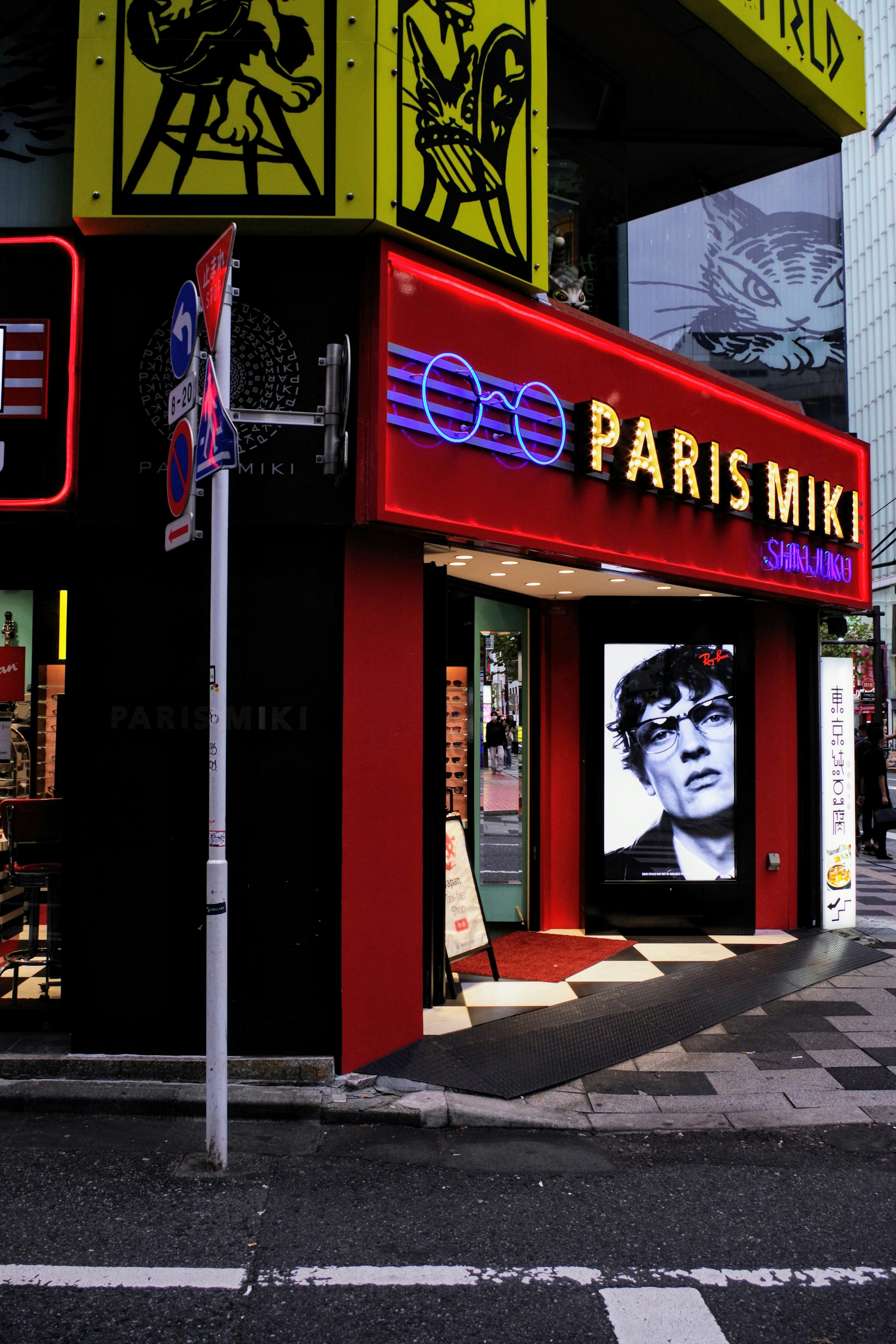 Exterior de la tienda PARIS MIKI con un retrato en blanco y negro llamativo