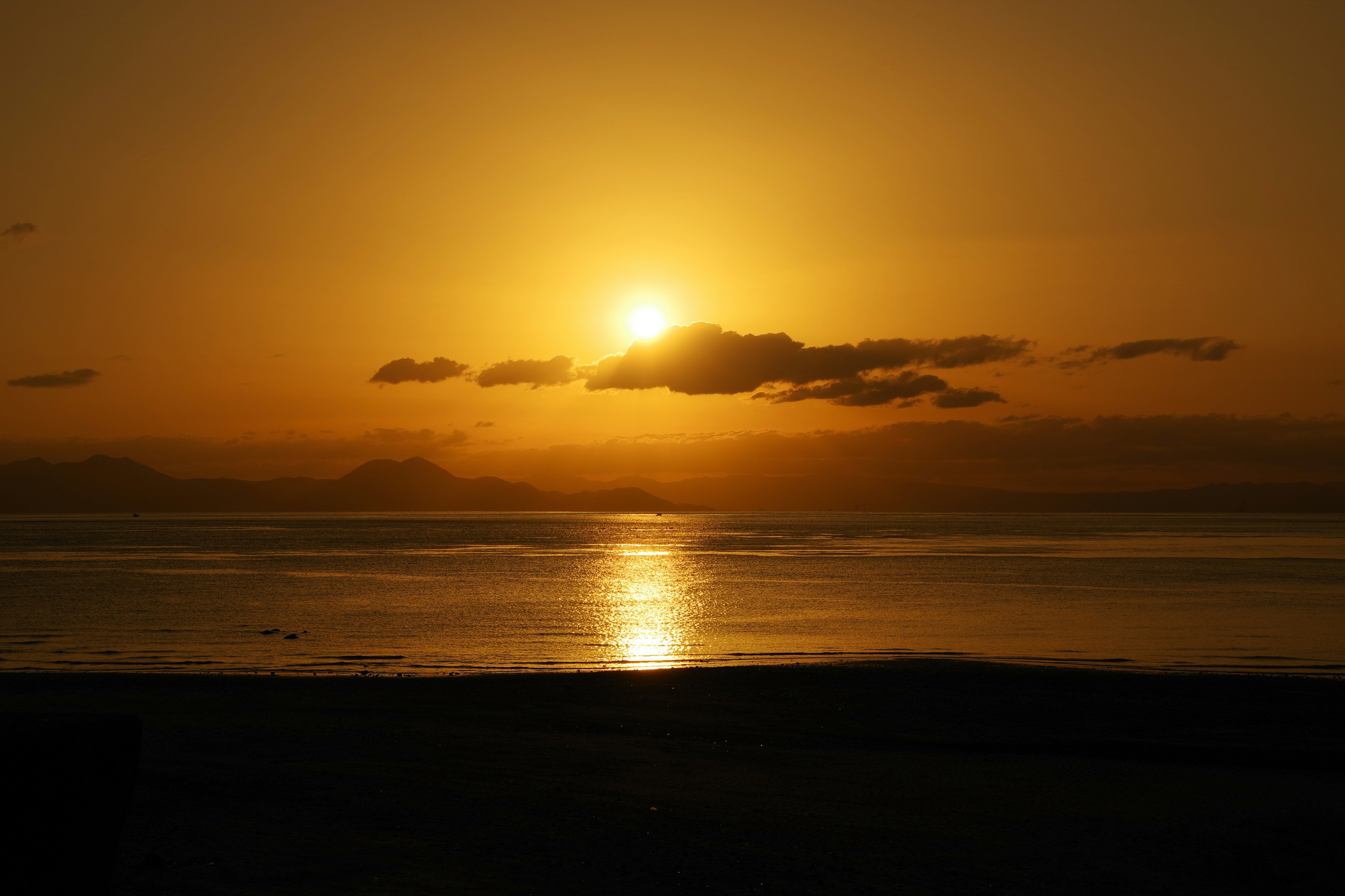 Schöne Landschaft des Sonnenuntergangs über dem Ozean