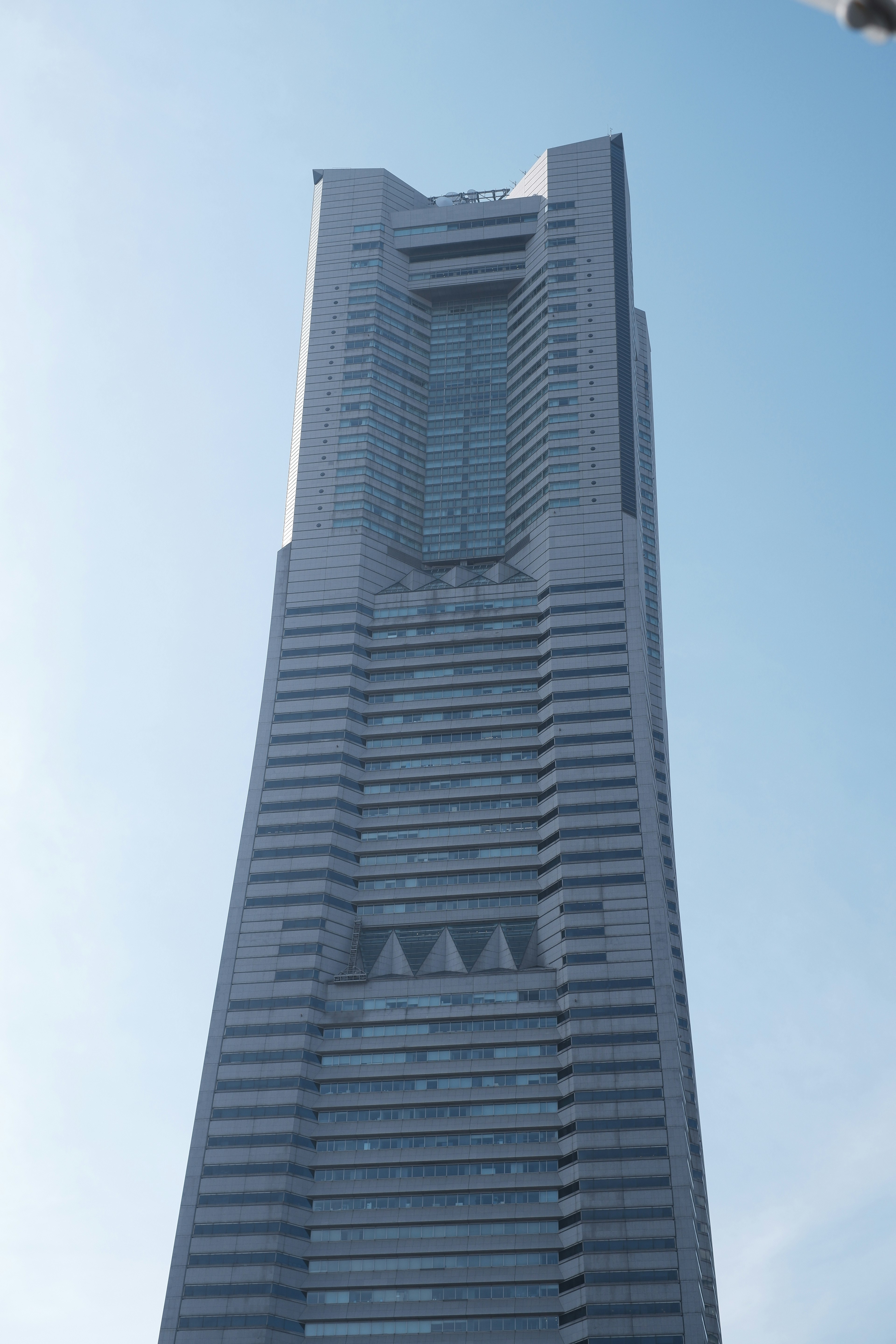 Une vue de la partie supérieure de la tour Landmark de Yokohama