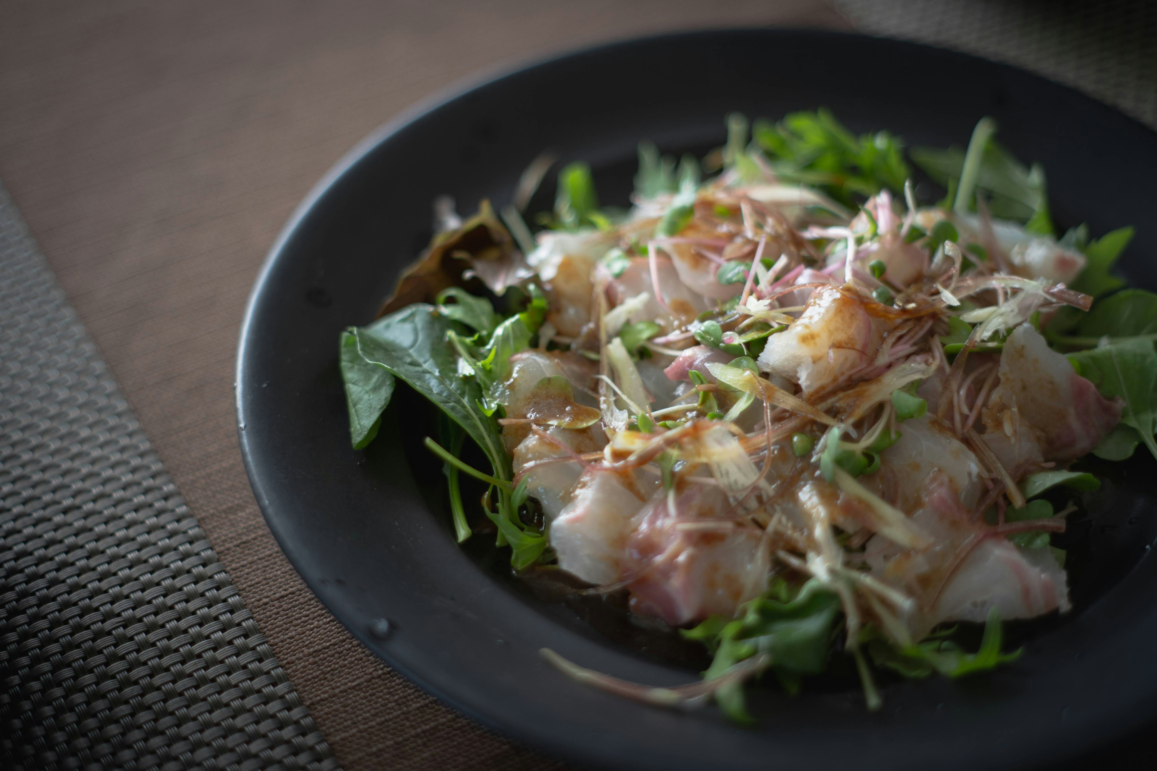 Insalata di sashimi di pesce fresco con erbe