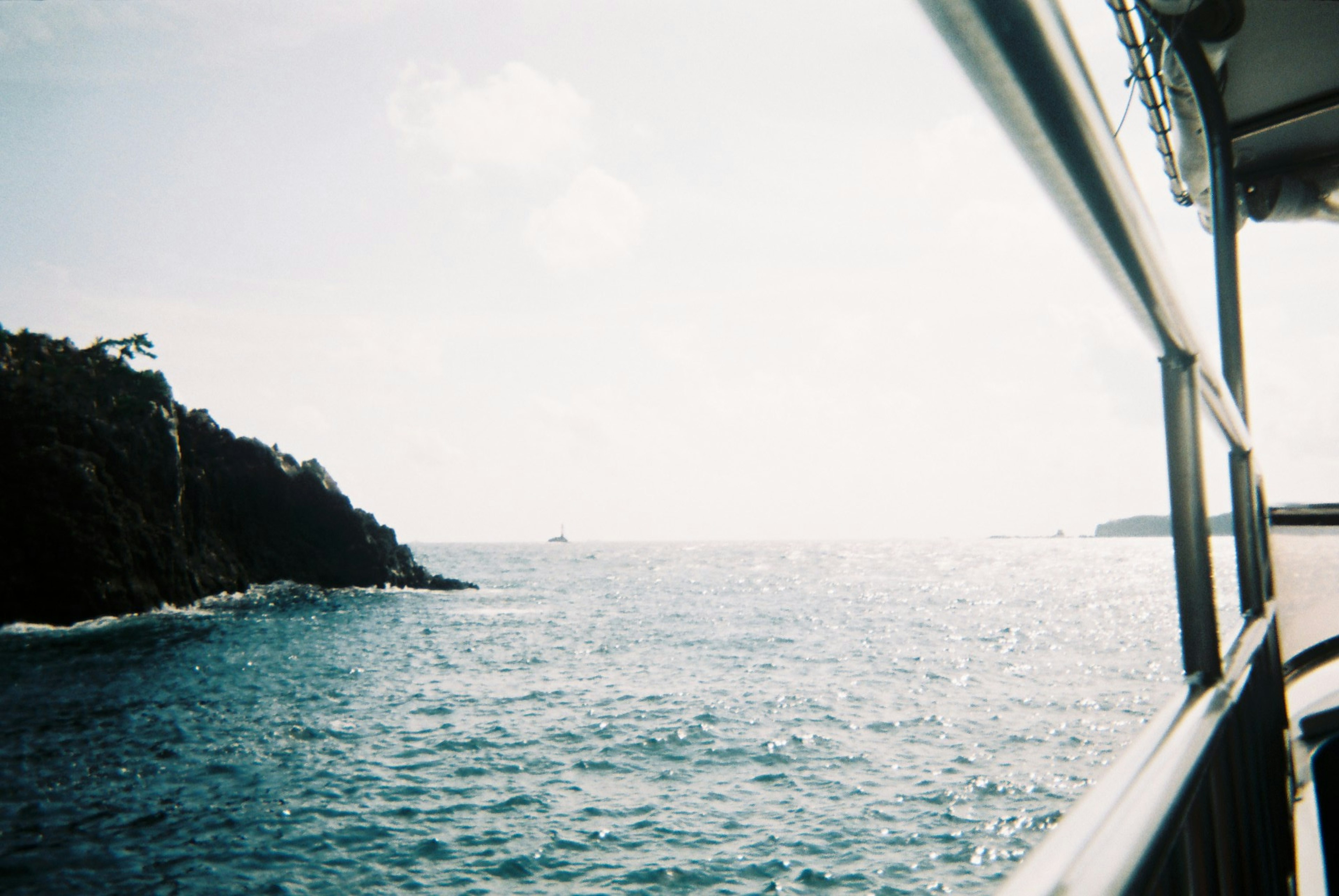 Blick auf das Meer und die Küste von einem Boot