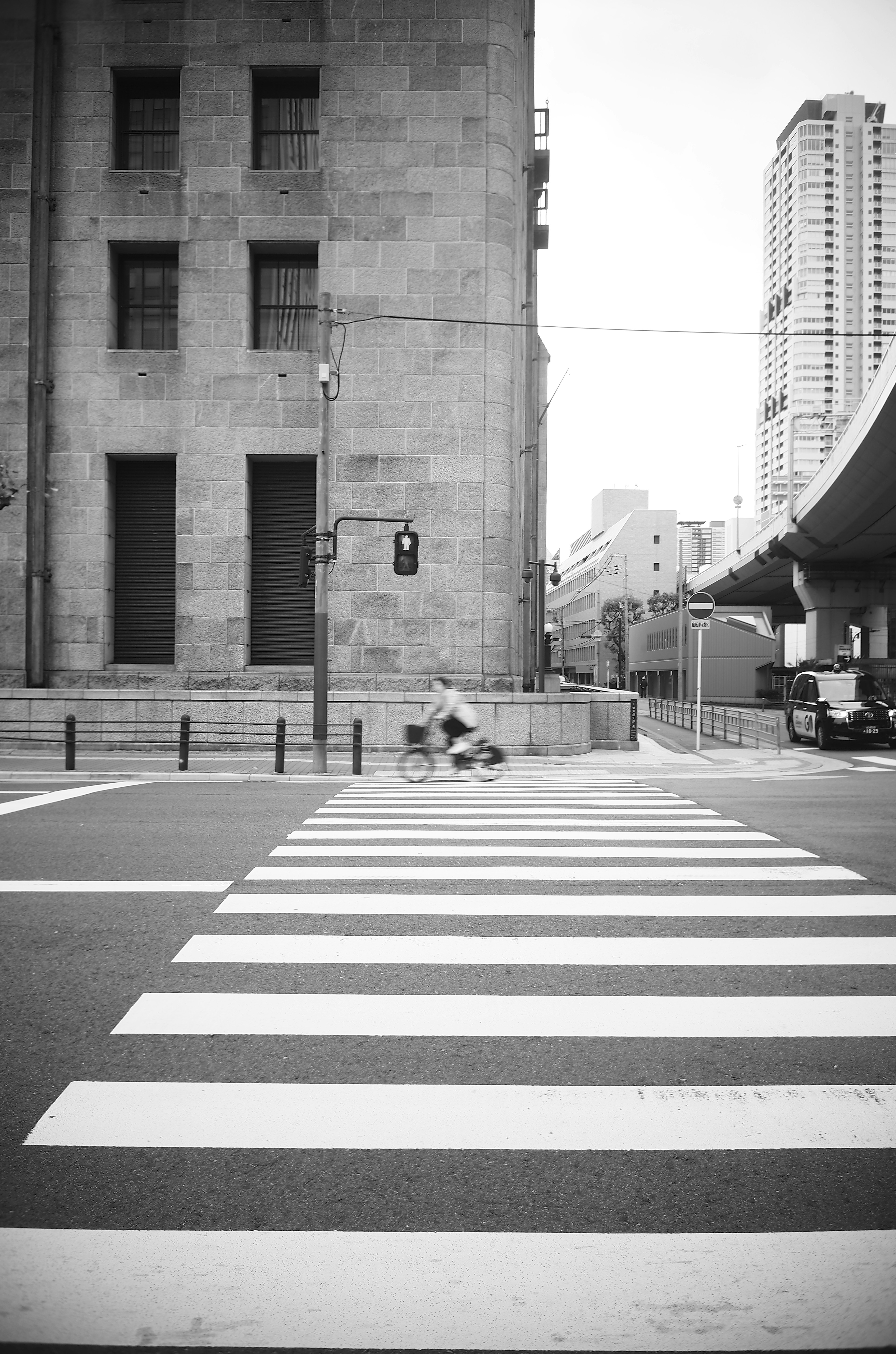 白と黒の横断歩道と近代的な建物の景観