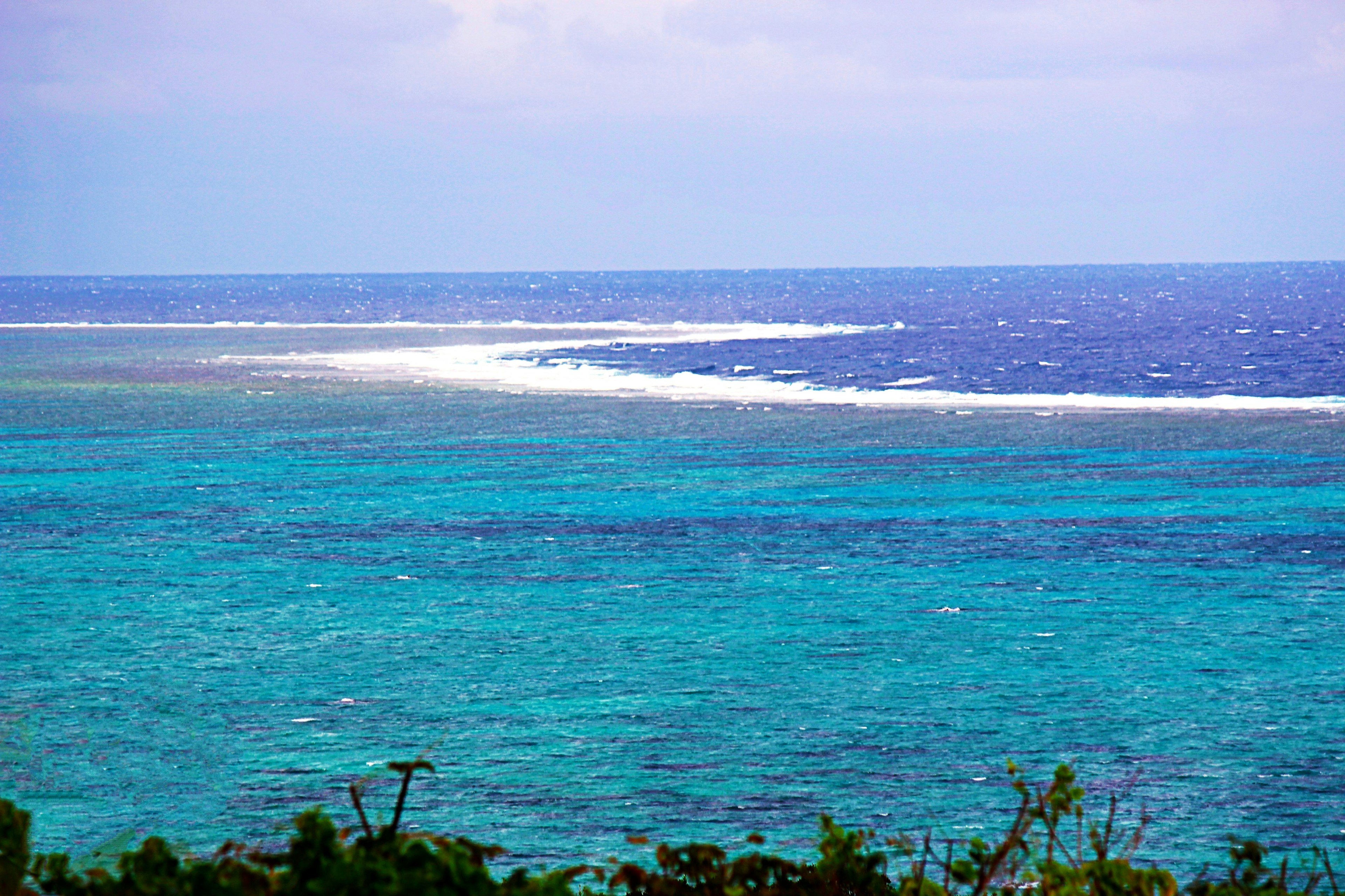 青い海と波のある海岸線の風景