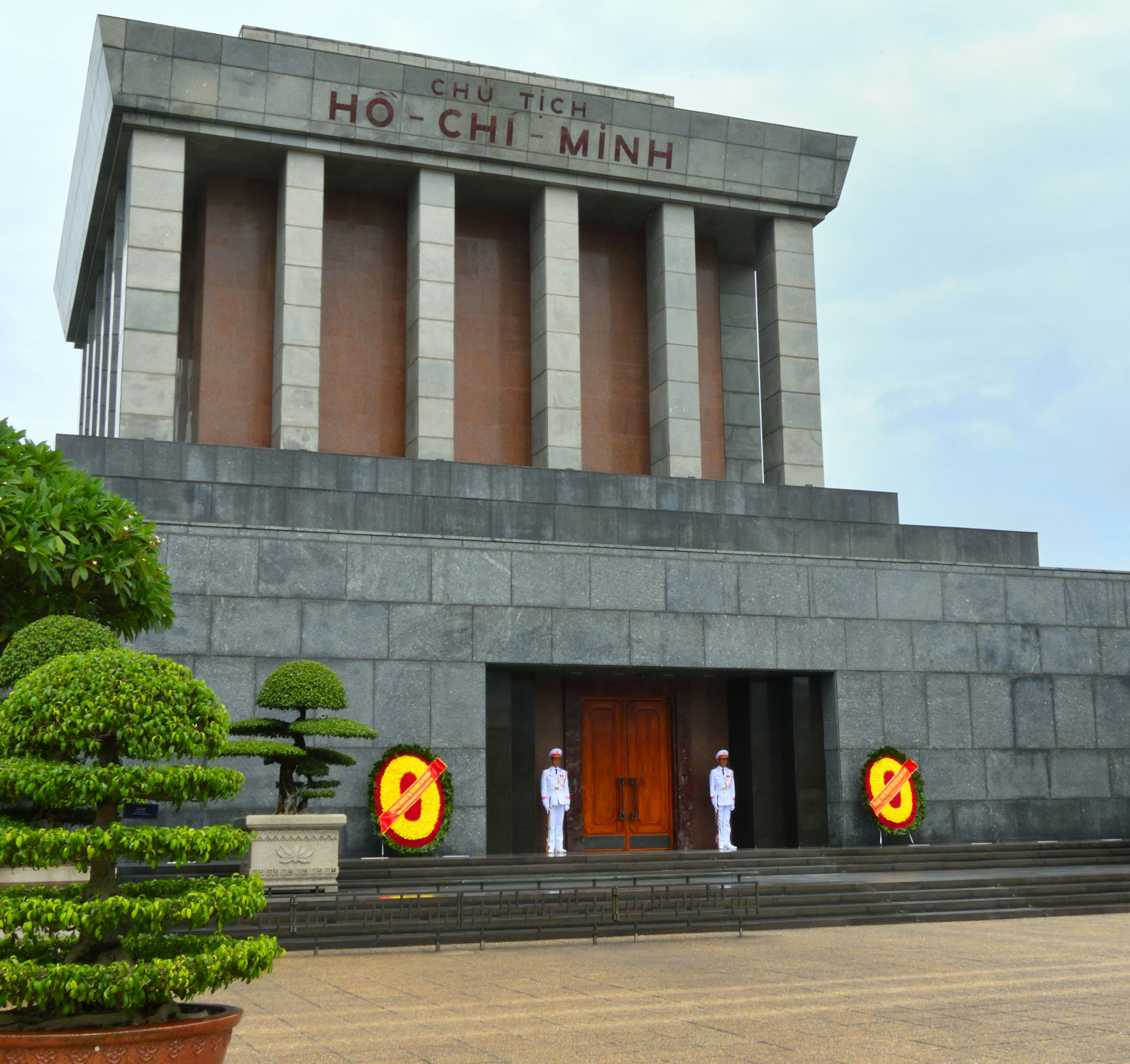 Vista esterna del mausoleo di Ho Chi Minh con guardie