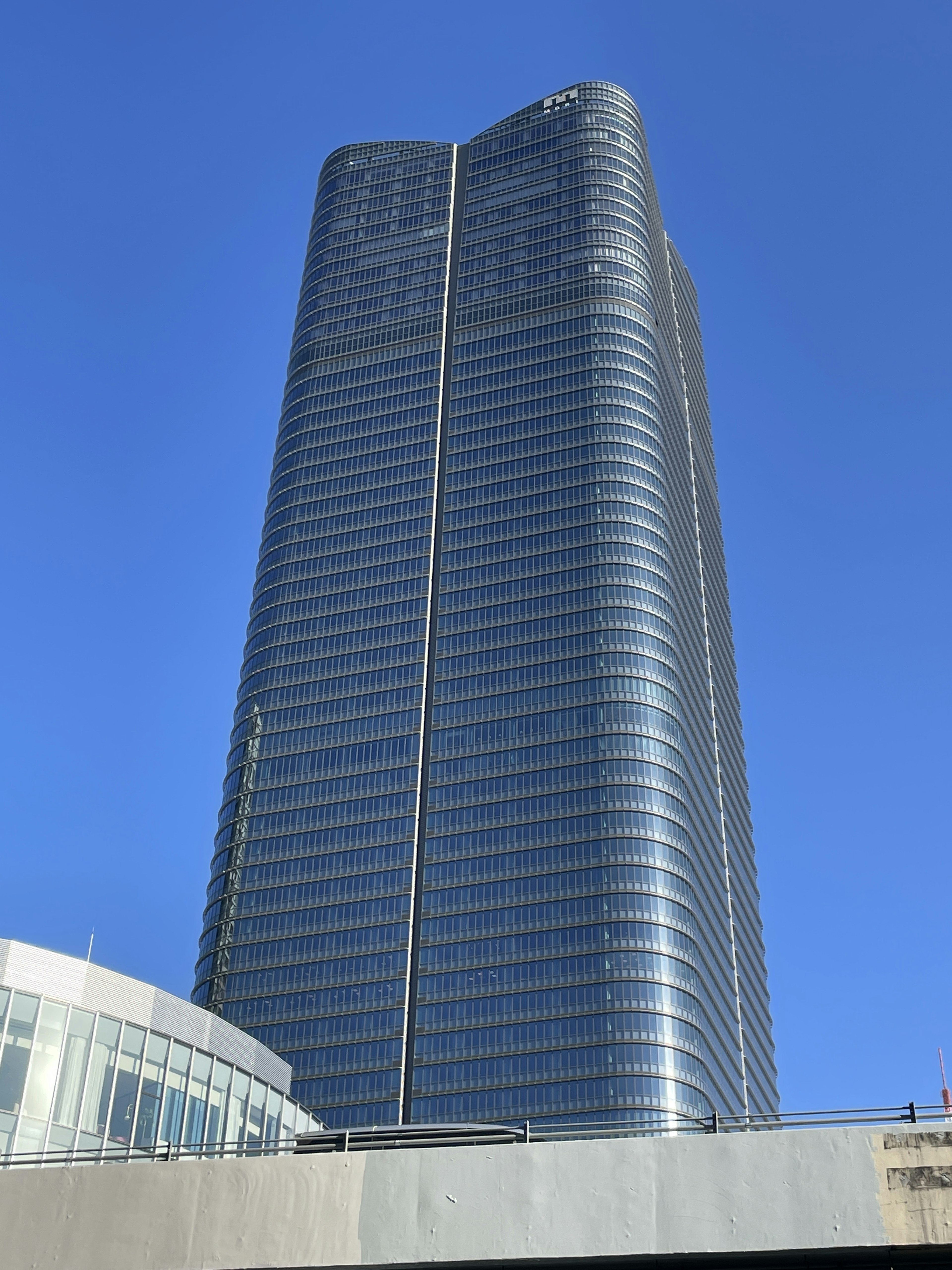 Gedung pencakar langit menjulang ke langit biru