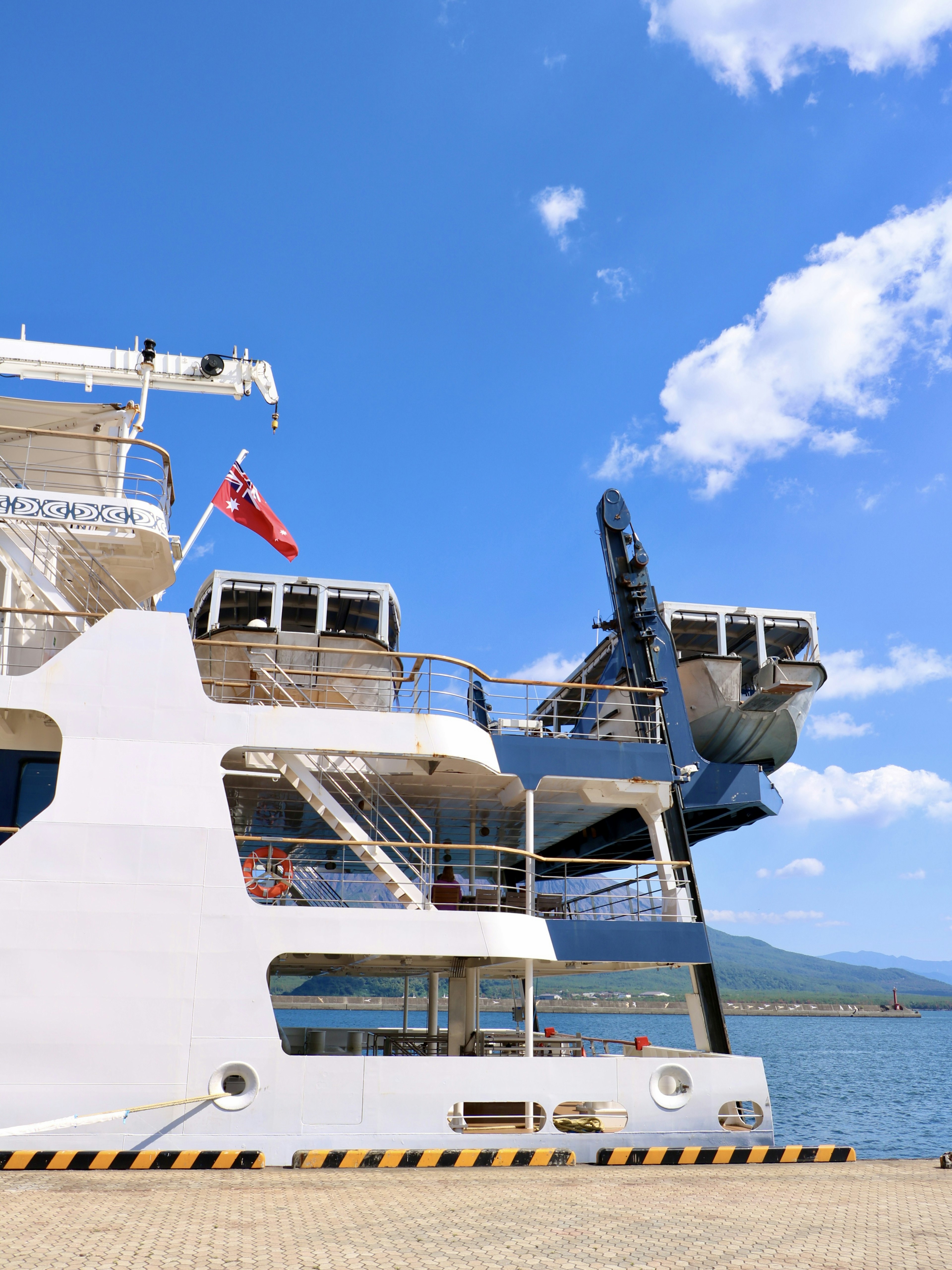 Seitenansicht eines Schiffes, das unter einem klaren blauen Himmel angedockt ist