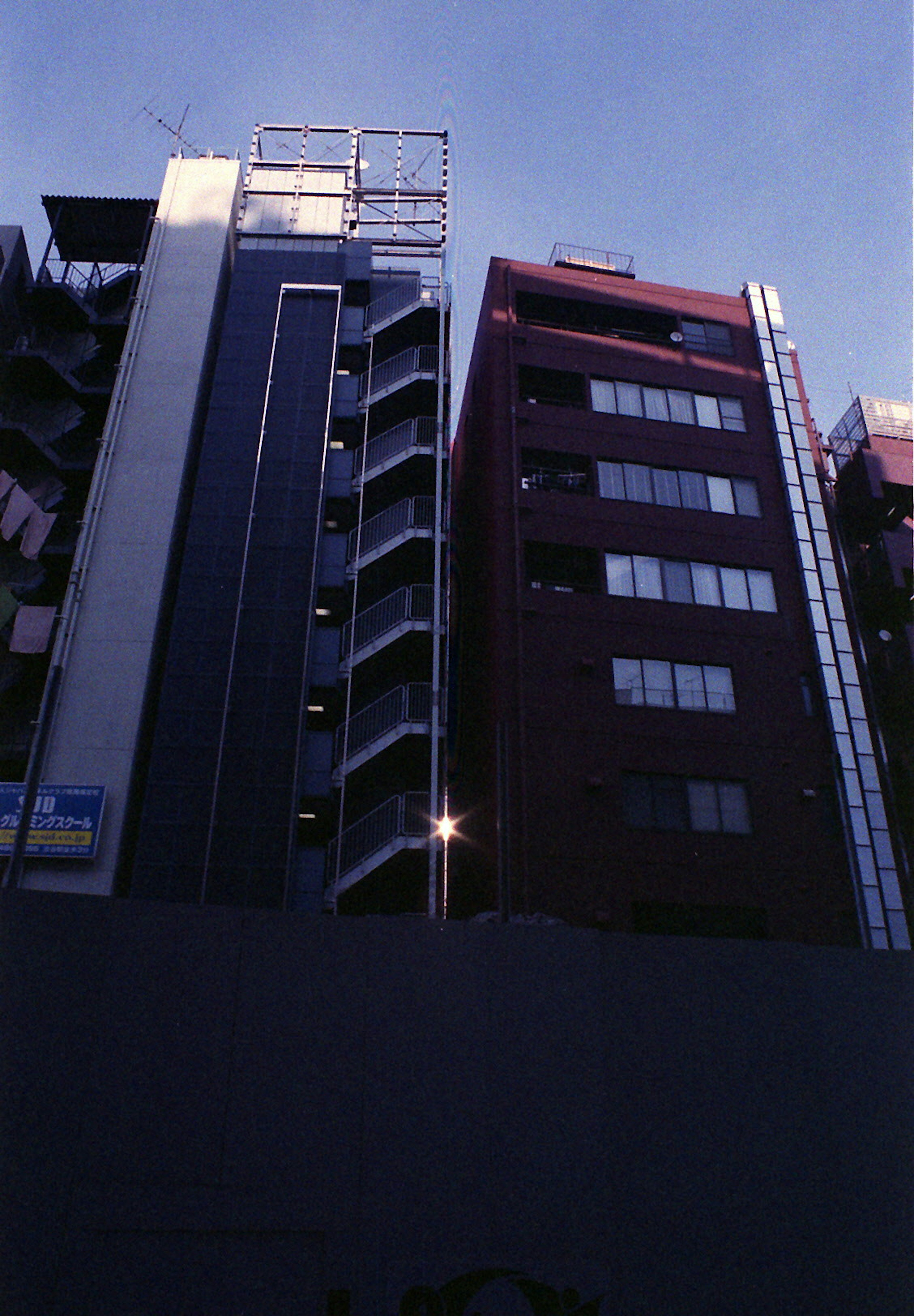 Vista ravvicinata di grattacieli sotto un cielo blu che mostrano diverse architetture