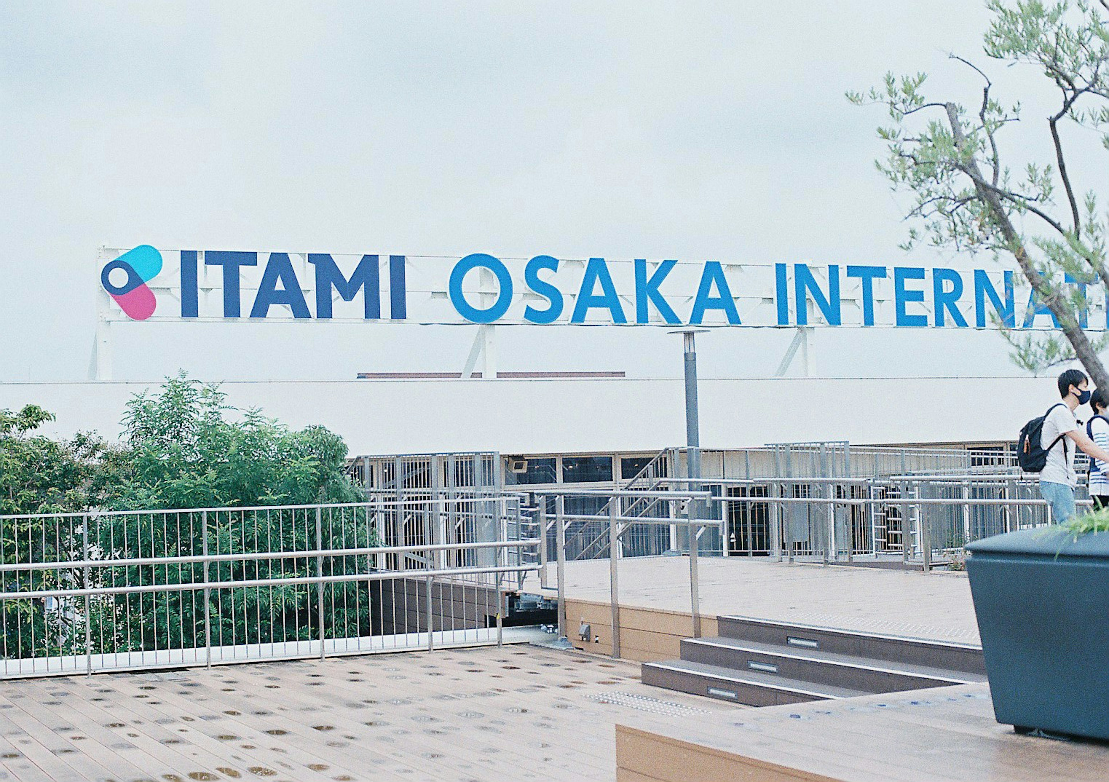 Pemandangan papan nama Bandara Internasional Itami Osaka