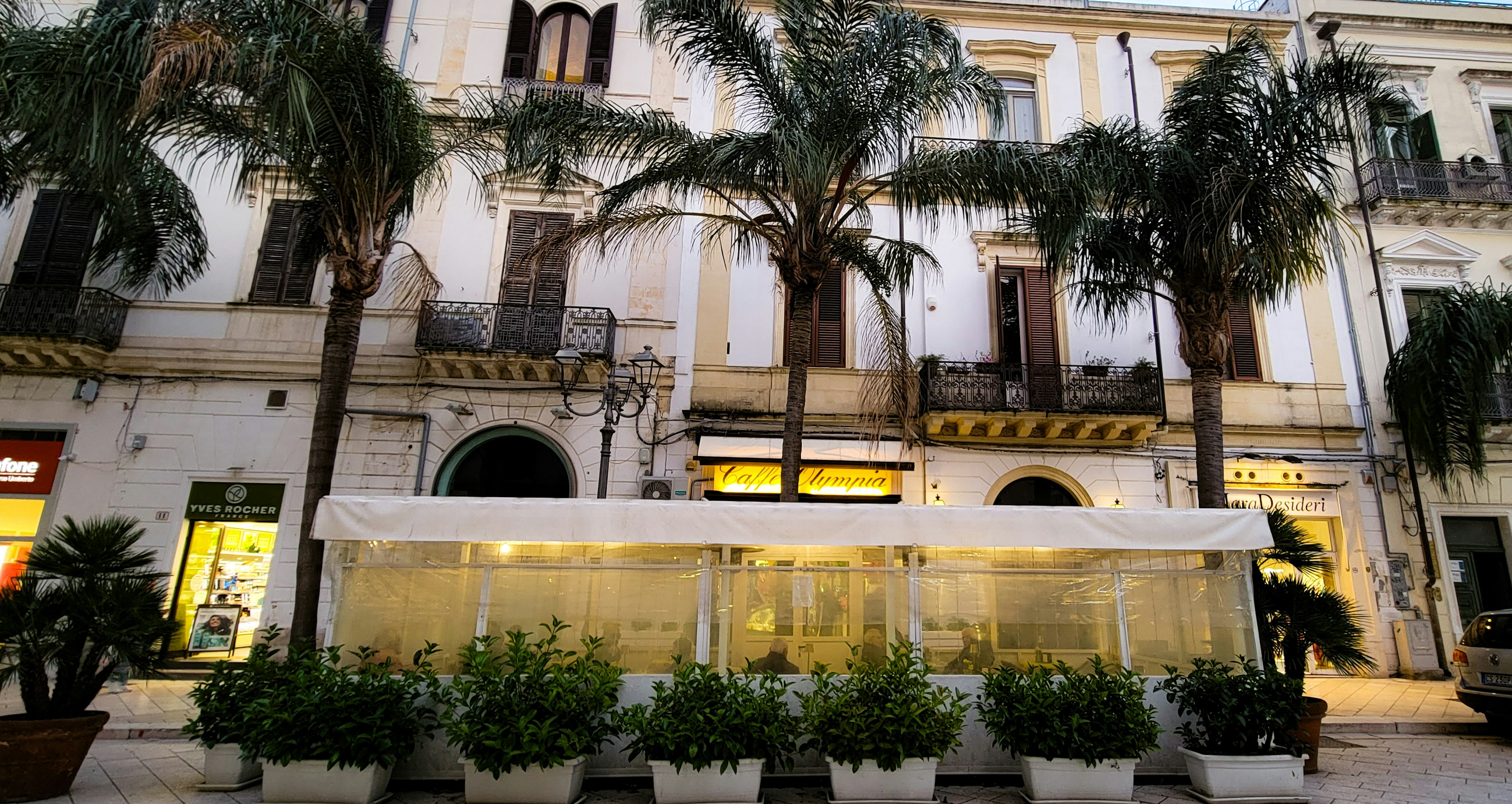 Terrasse avec des plantes devant un vieux bâtiment