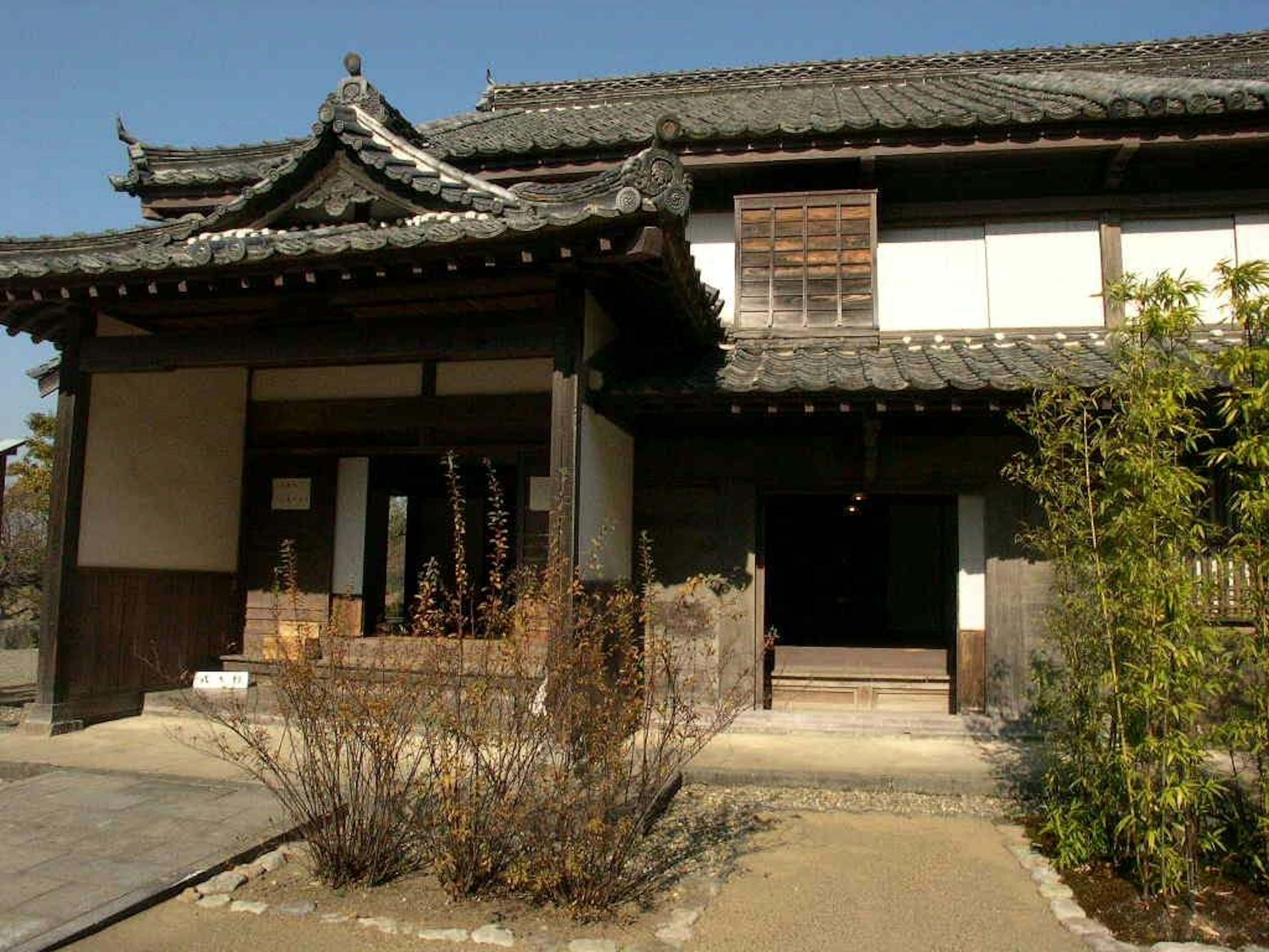 Außenansicht eines traditionellen japanischen Hauses mit Garten