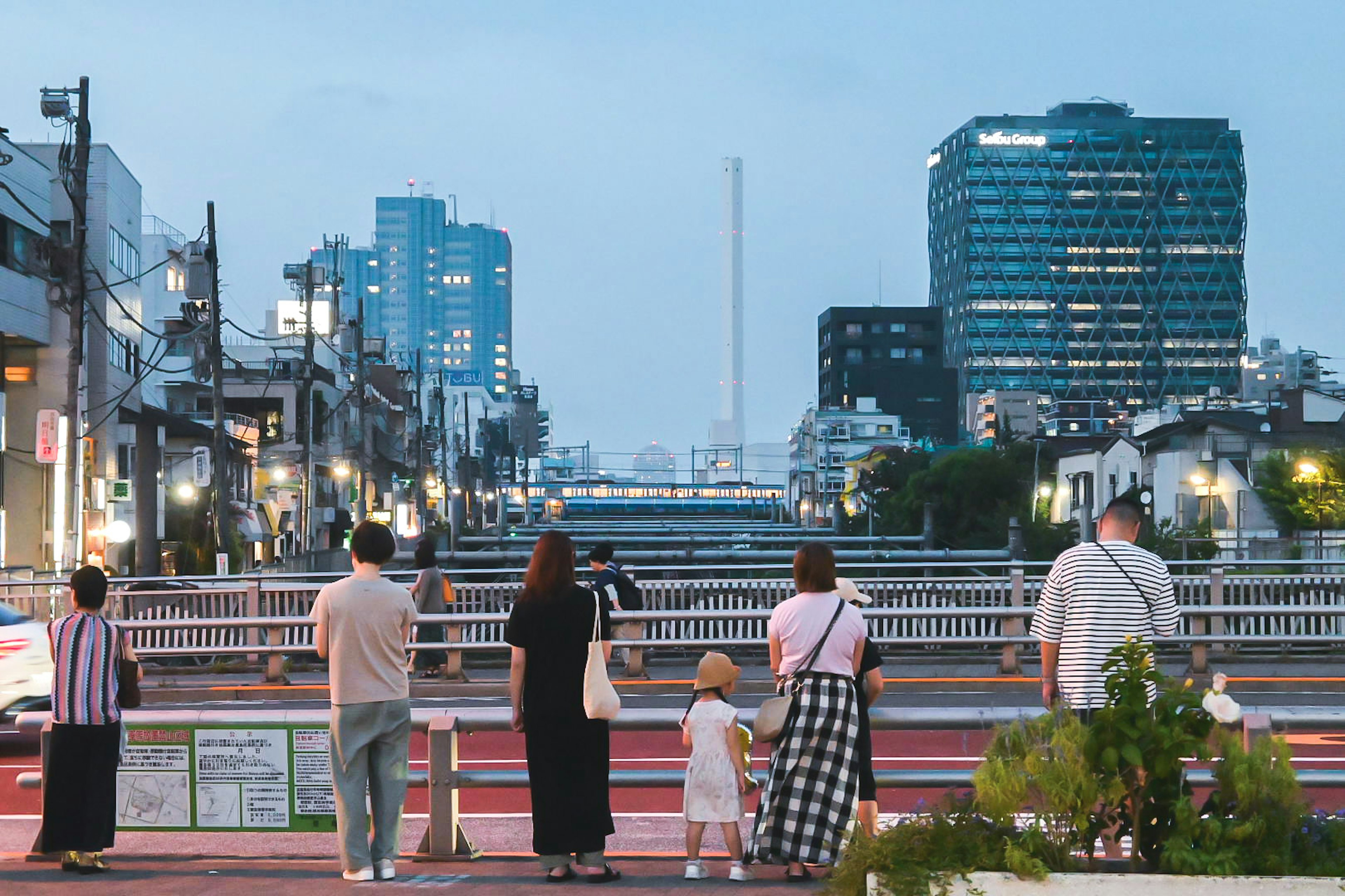 東京夜景中凝視河流的人們的輪廓