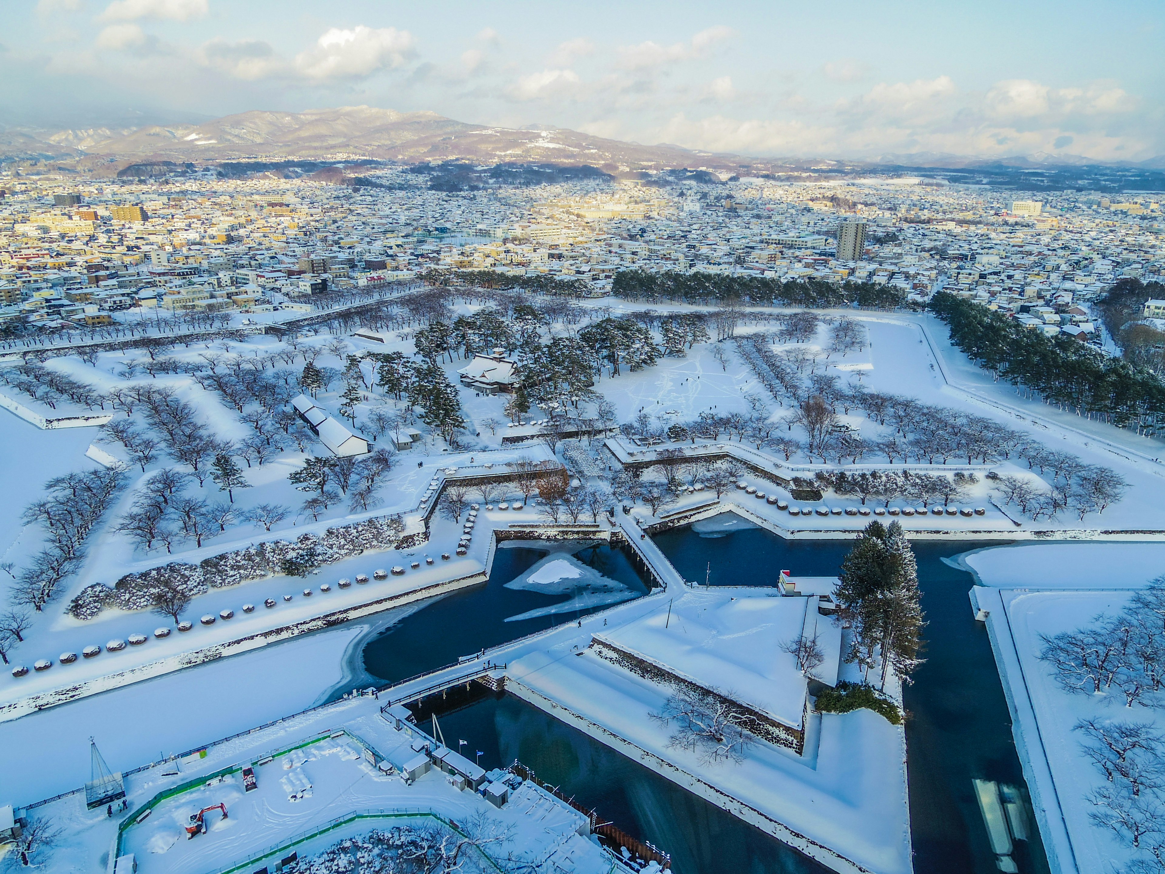 雪覆盖的大型城堡遗址的鸟瞰图