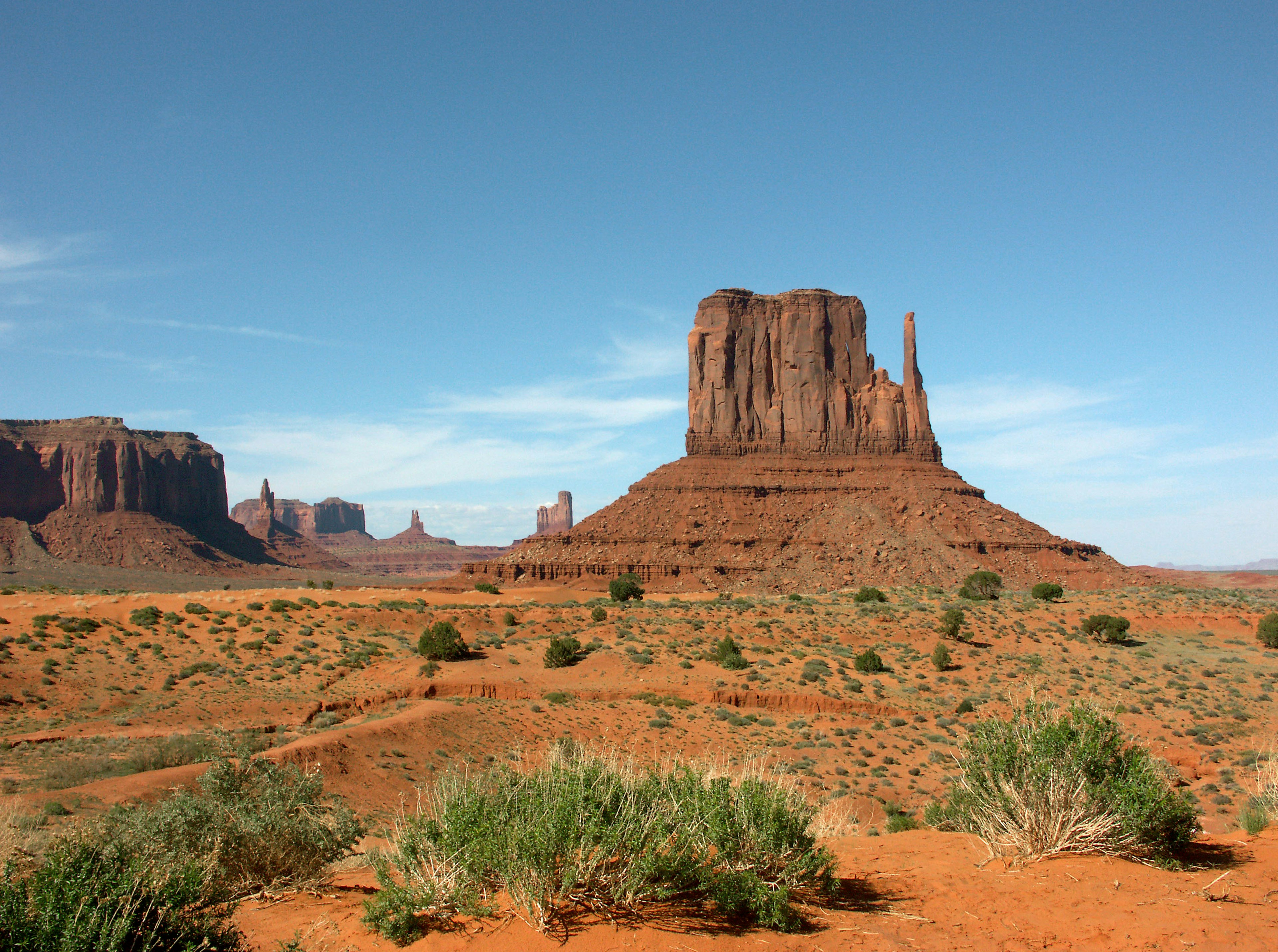 Lanskap gurun merah Monument Valley dengan formasi batu ikonik