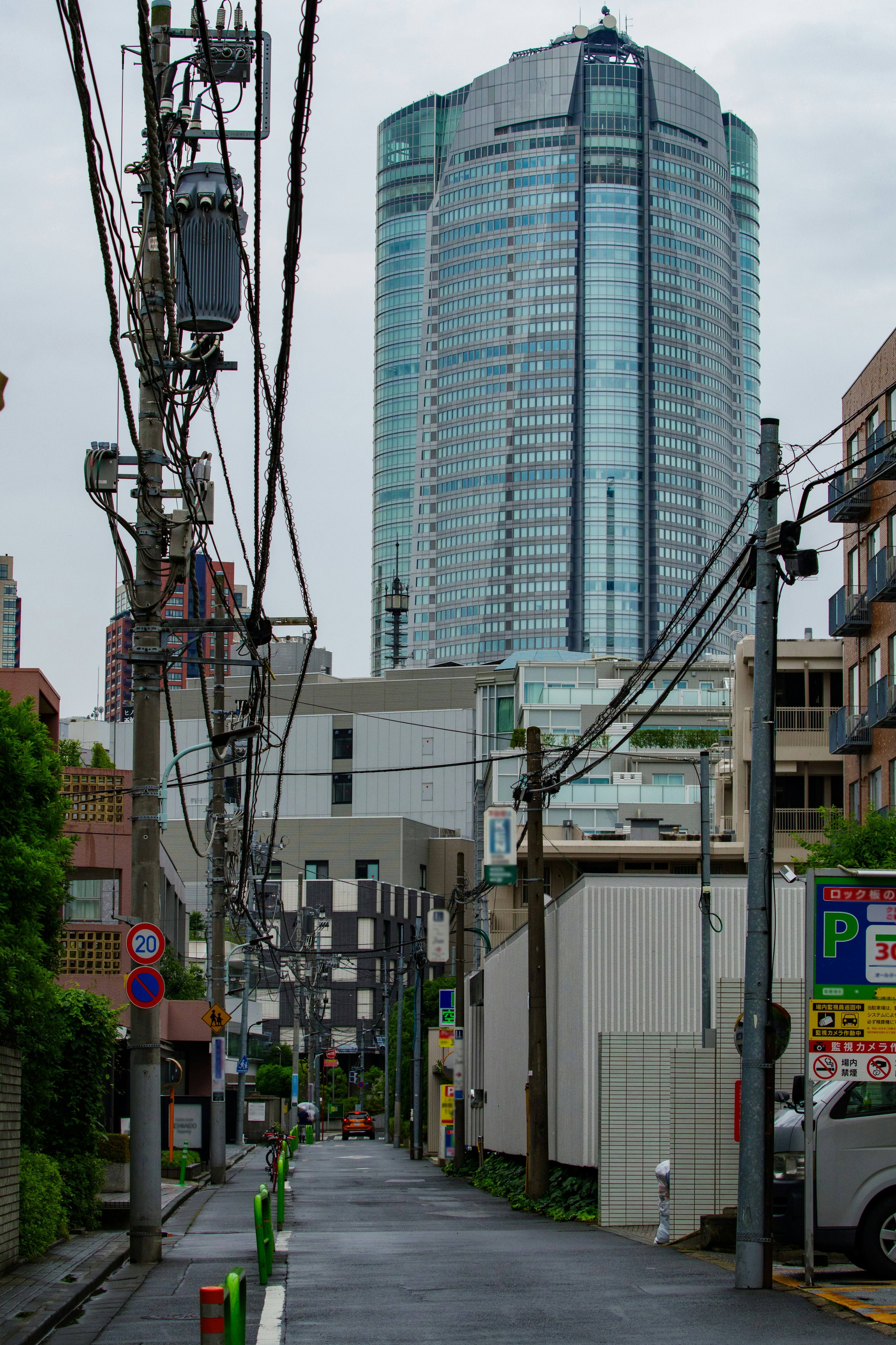 Callejón estrecho con un edificio alto al fondo