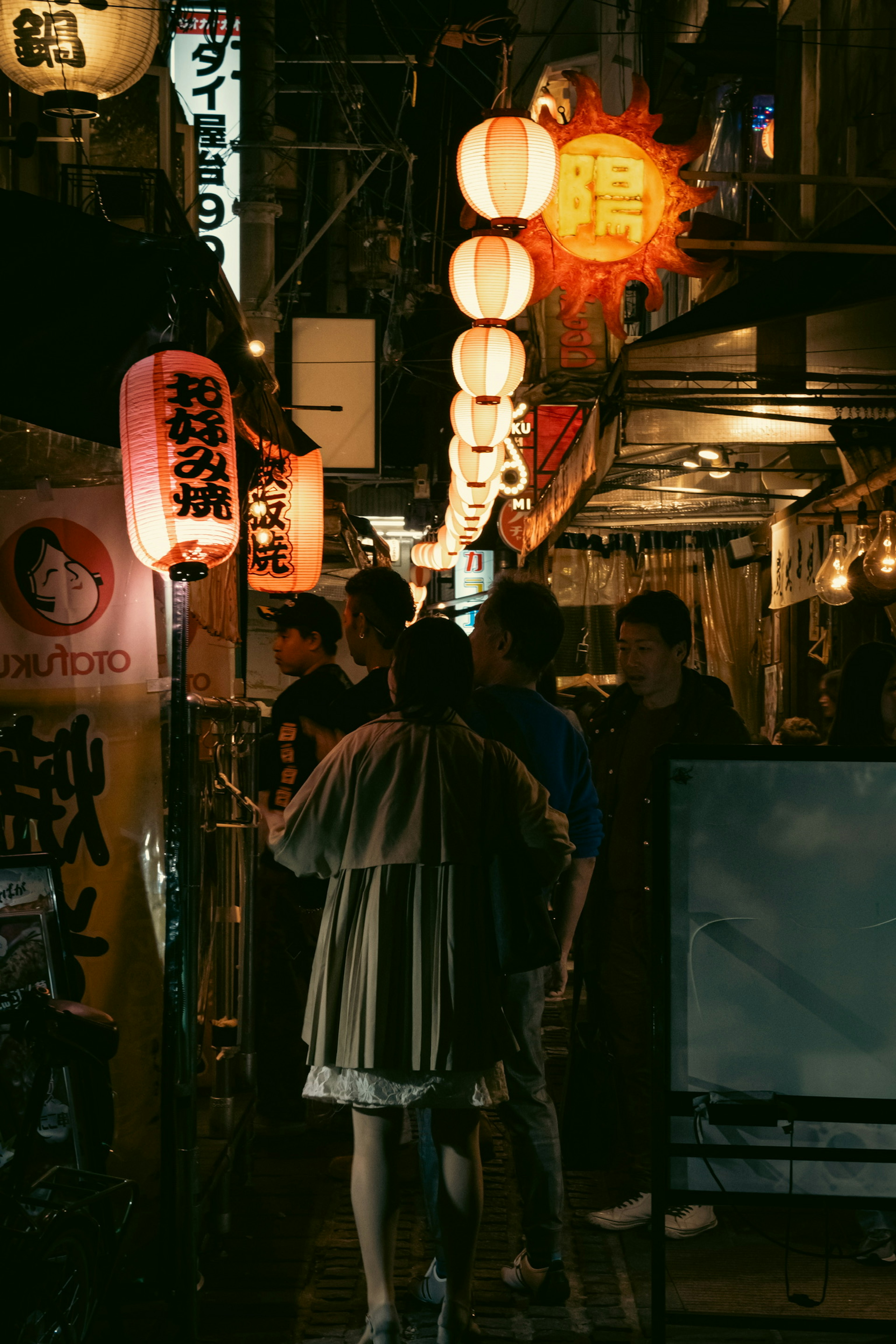 夜晚繁忙的日本街道，挂着亮灯的灯笼