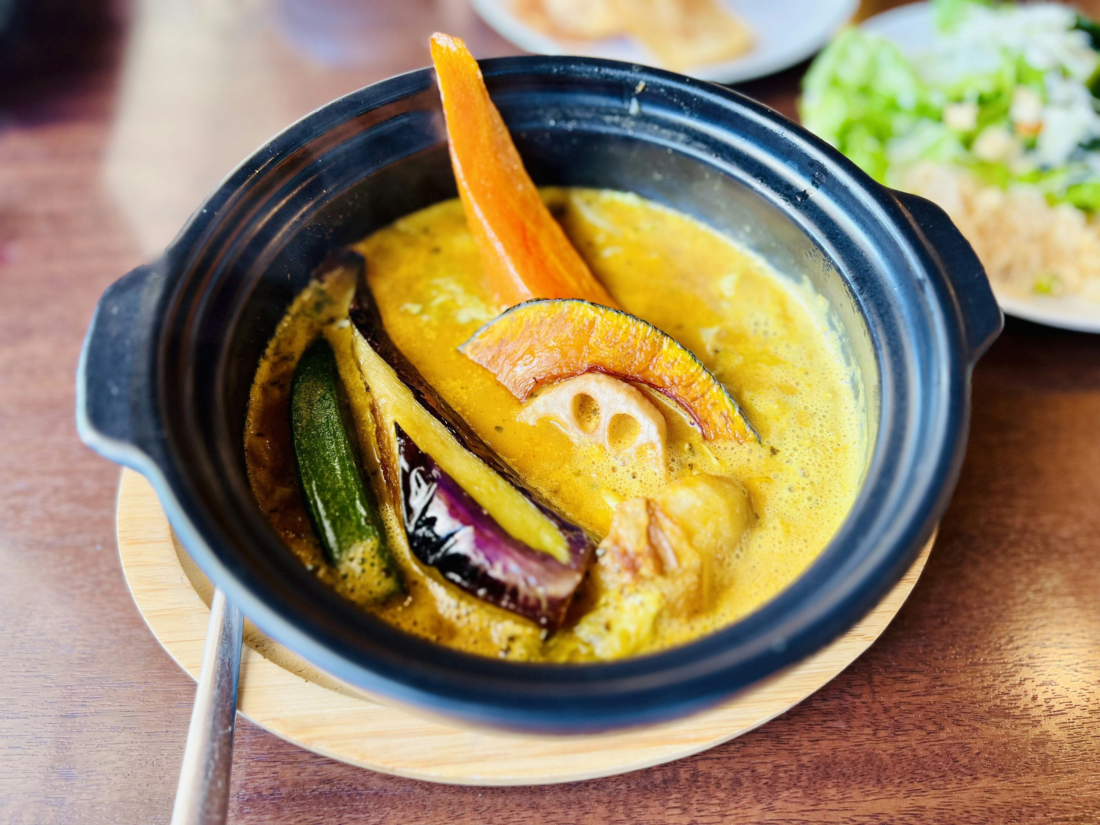 Curry de verduras colorido servido en una olla