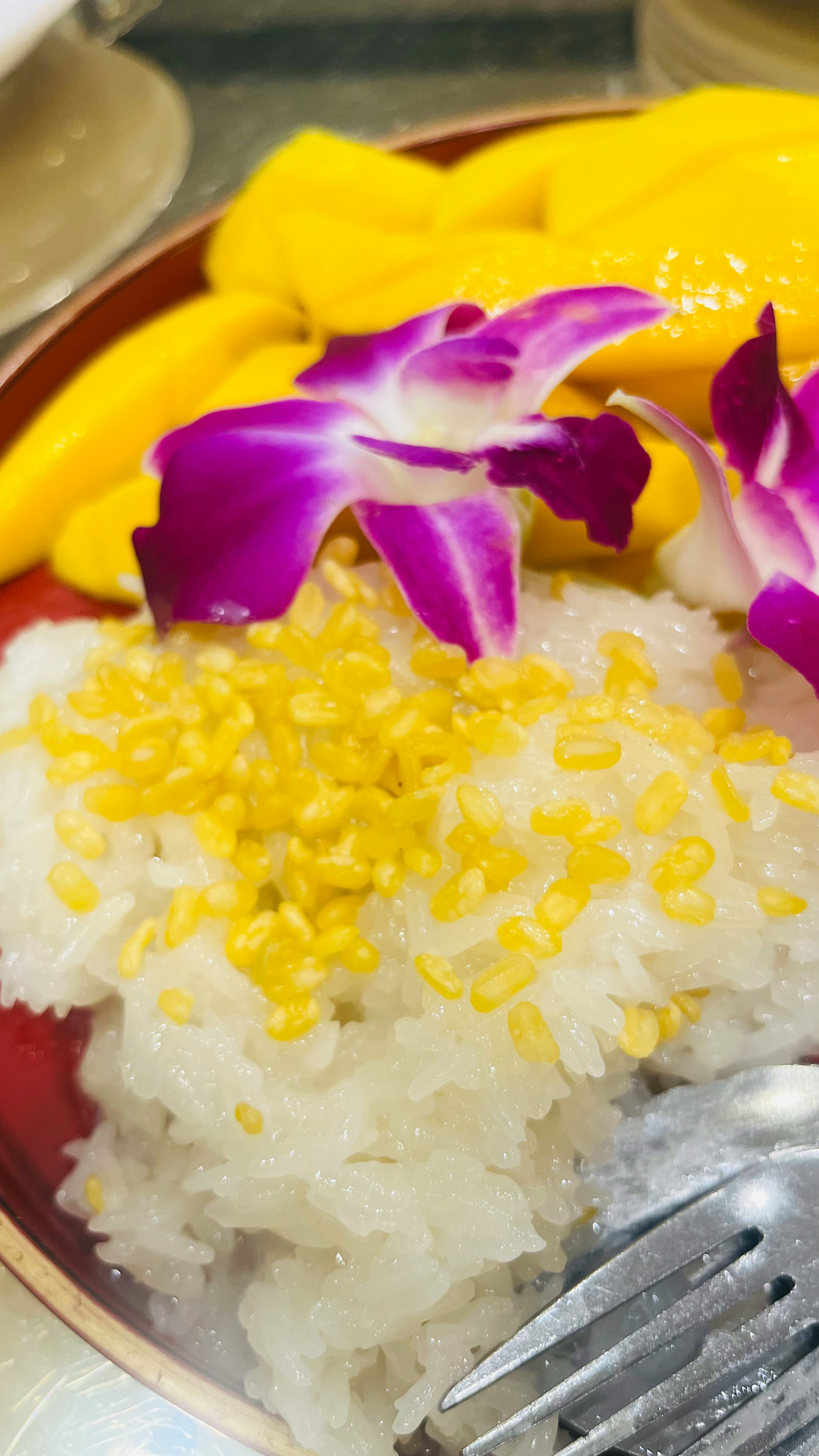 Puding ketan mangga dengan kelapa dihiasi kacang hijau kuning dan anggrek ungu