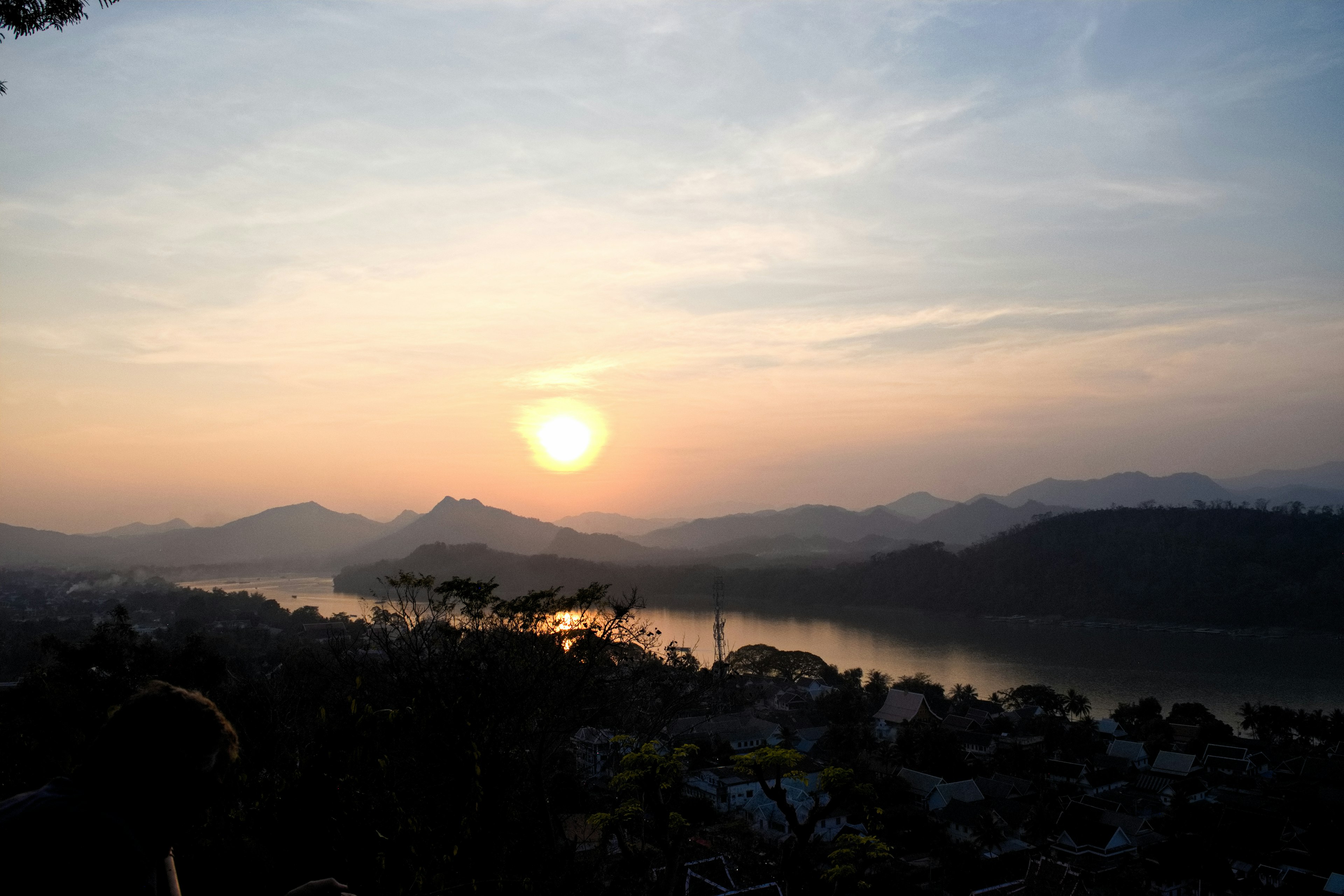 Un bellissimo tramonto su montagne e un fiume