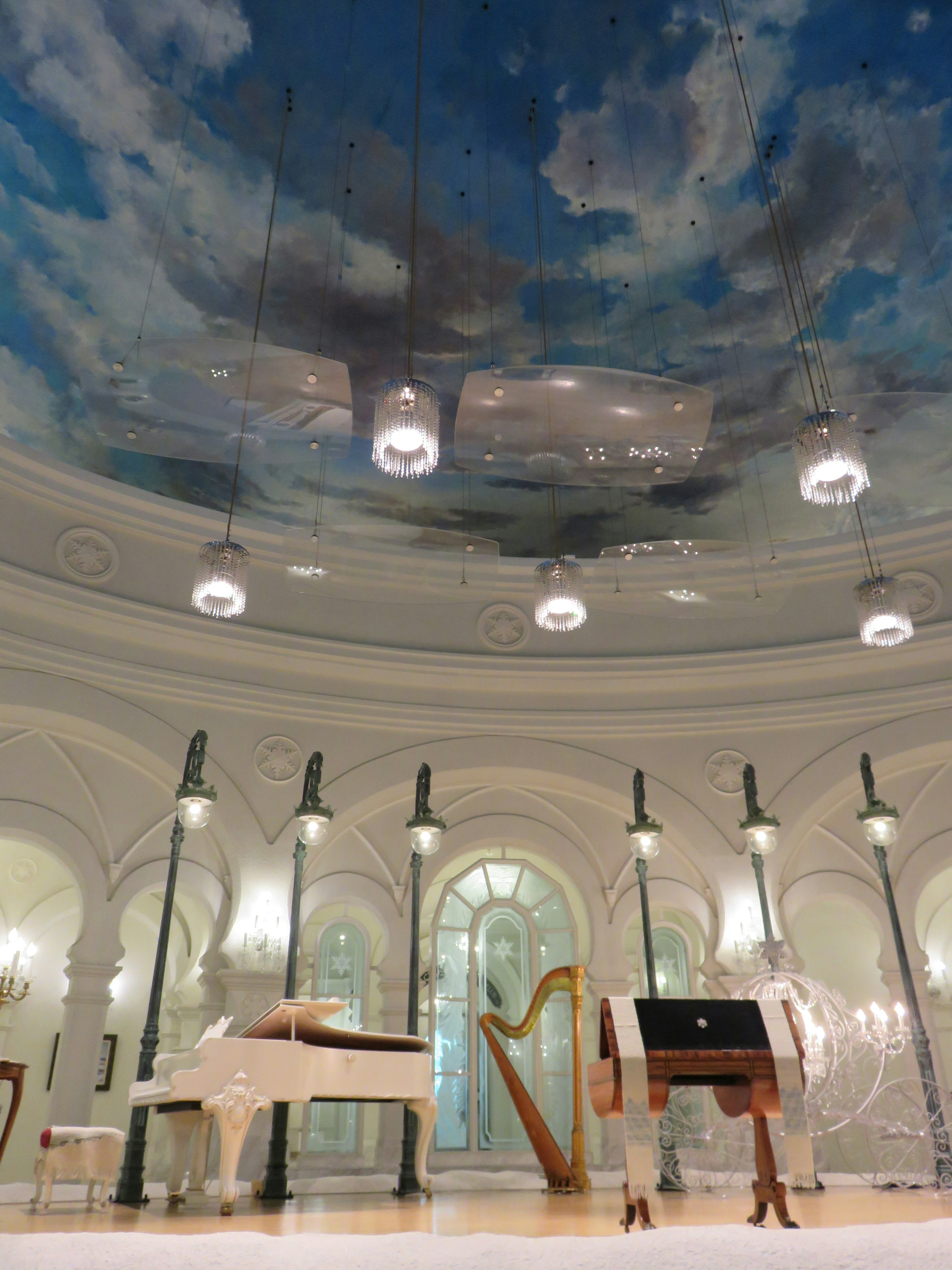 Intérieur élégant avec une belle fresque au plafond et des instruments de musique