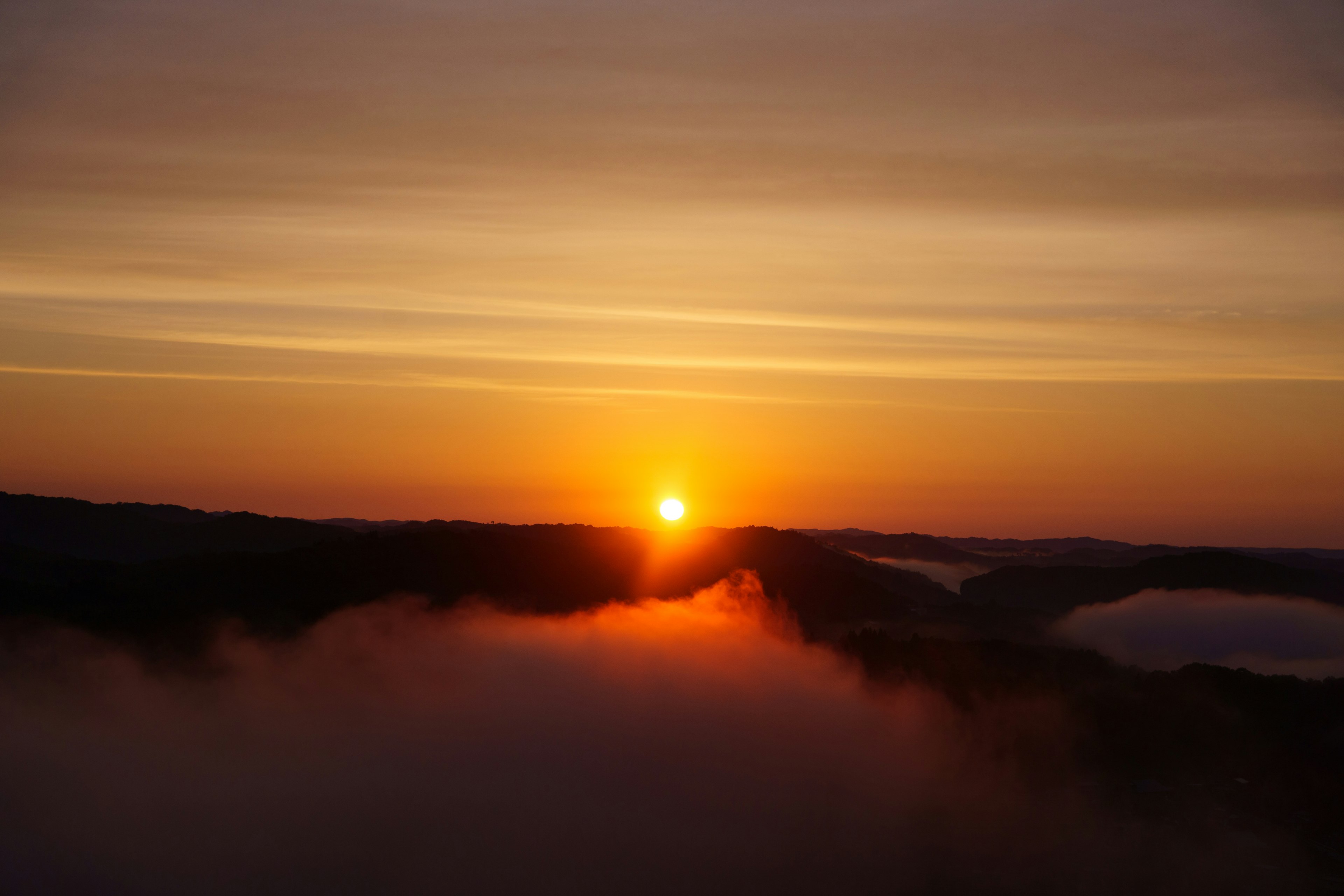 Paysage magnifique du coucher de soleil au-dessus des nuages