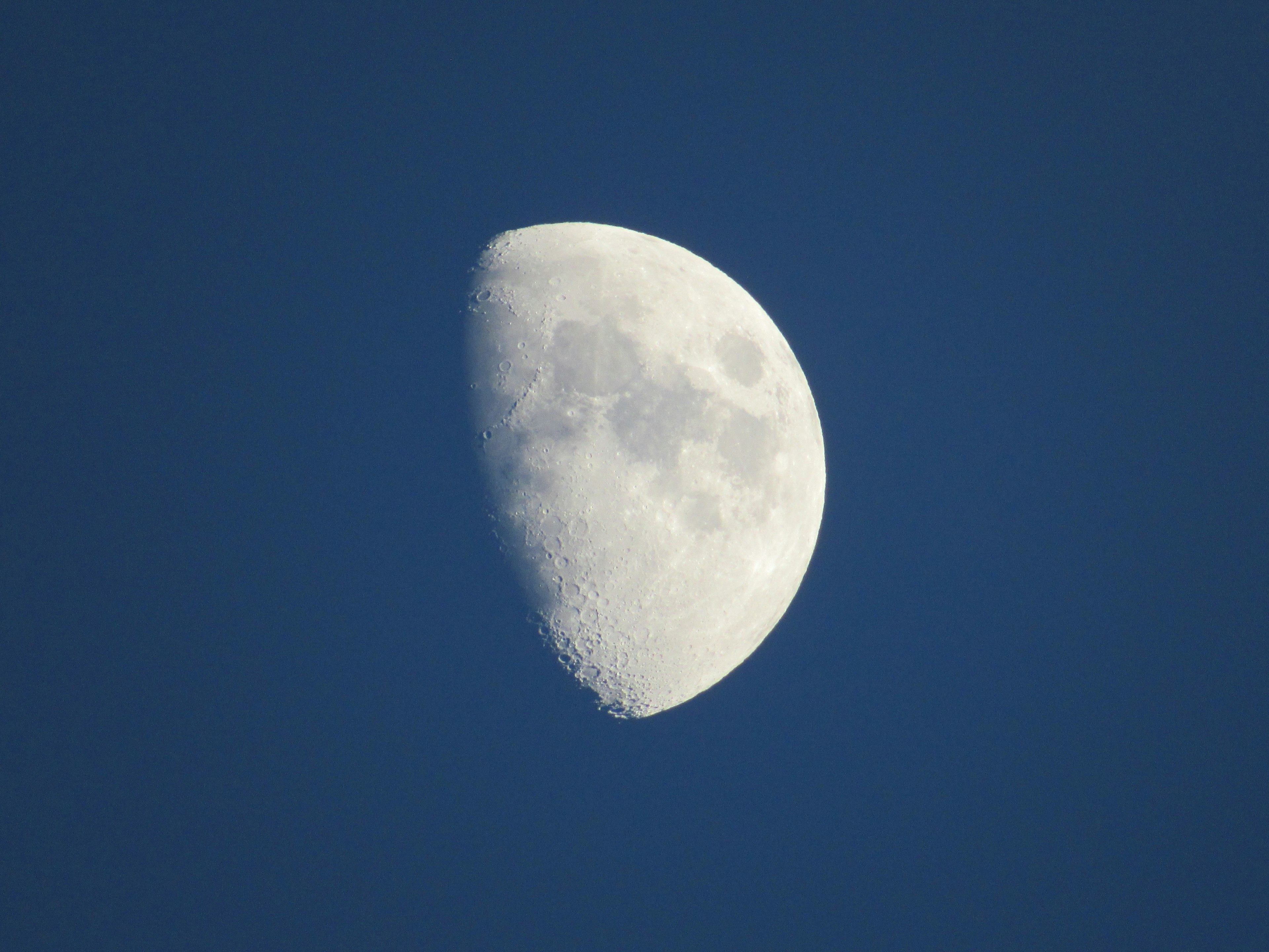 Close-up bulan sabit di langit biru