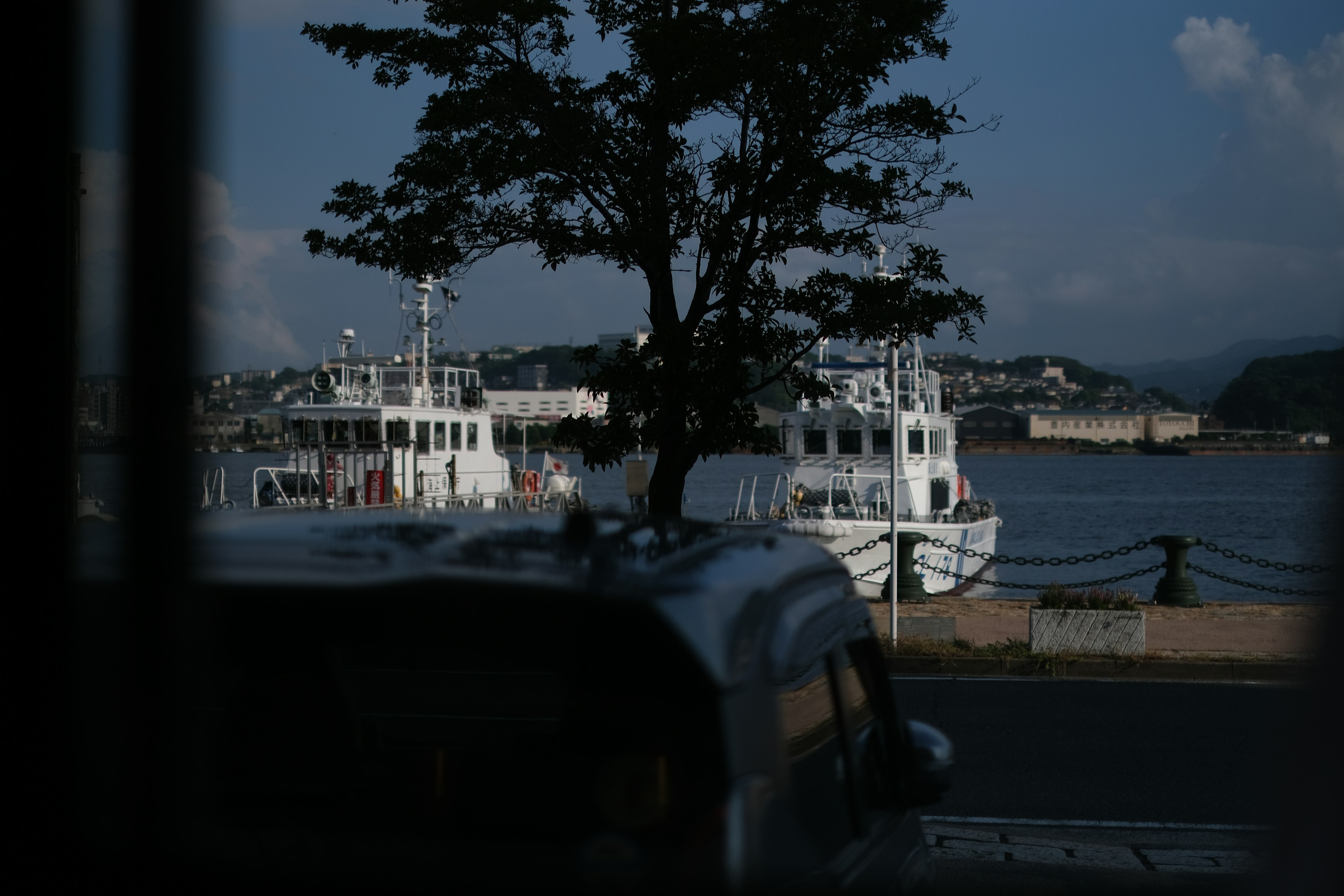 Ferry trắng trên mặt nước với nền trời xanh