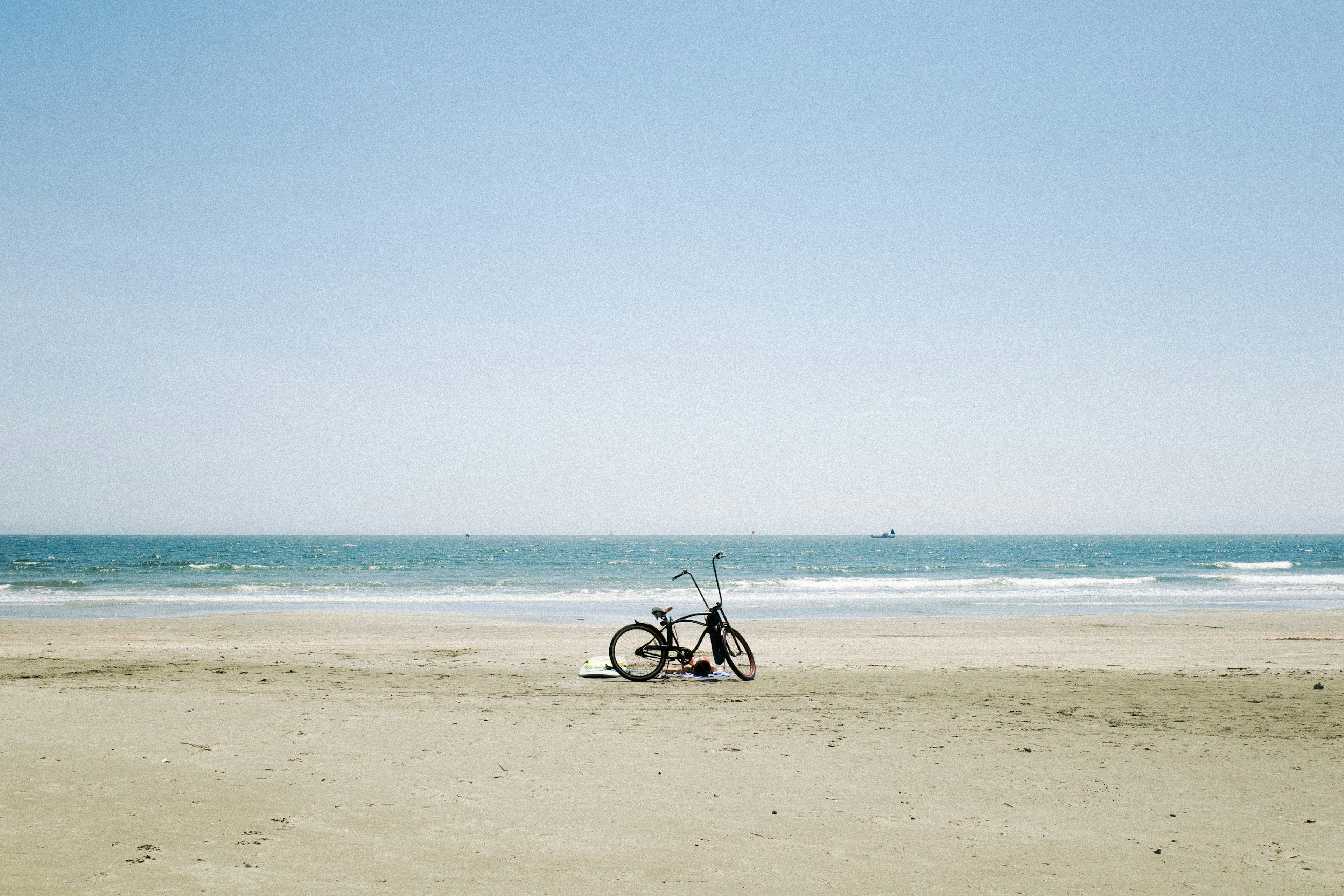 美しいビーチに置かれた自転車青い海と空が広がる