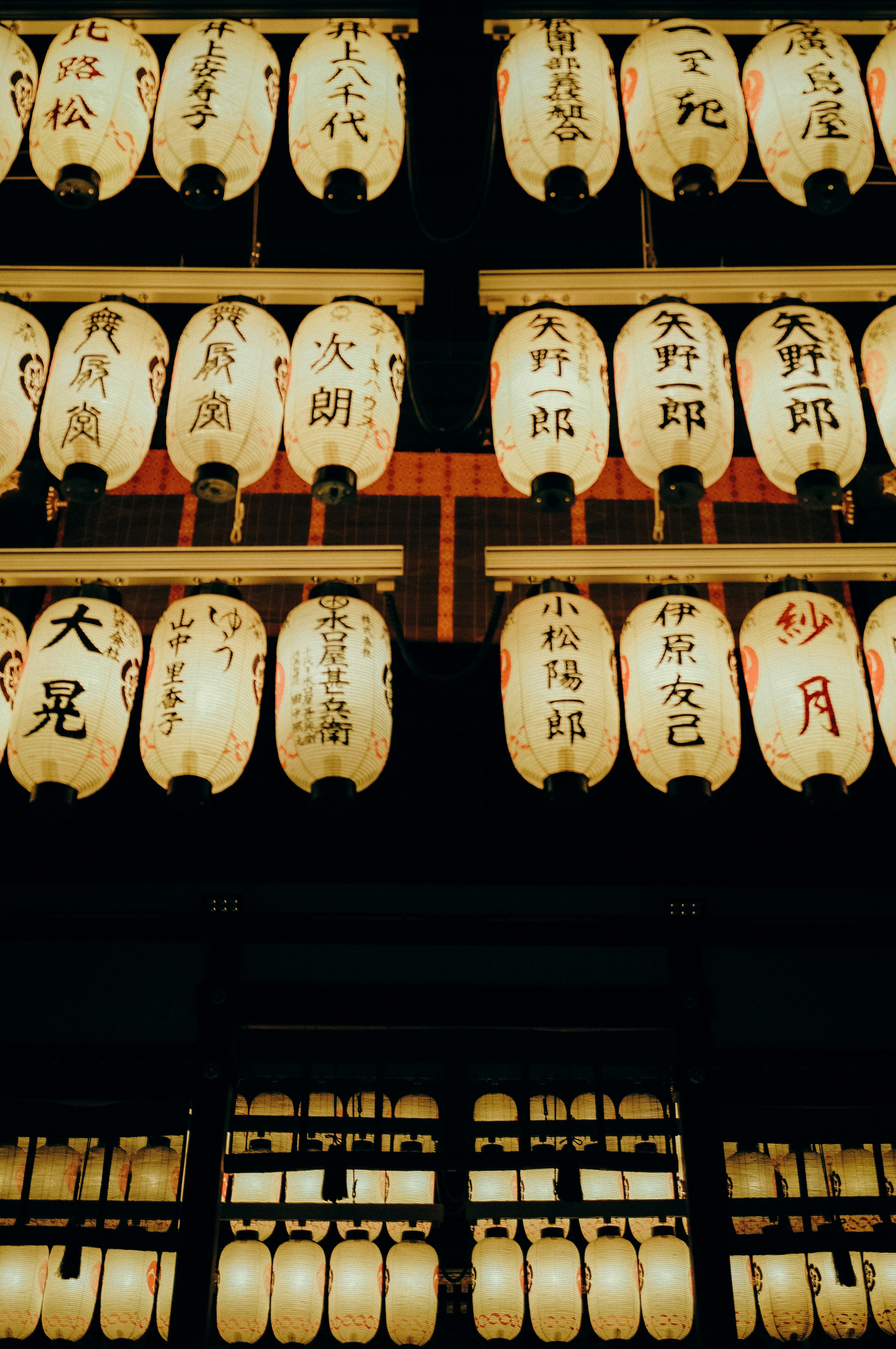 Una exhibición de faroles japoneses tradicionales con caligrafía intrincada